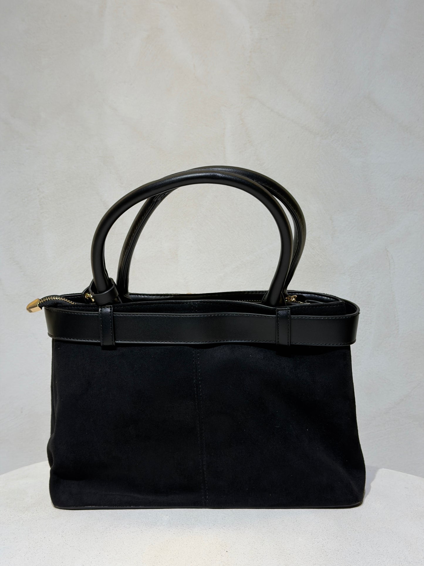 Le sac à main Hadra allie élégance et tendance avec son cuir façon Hermès aux teintes noire, marron et camel. Son design raffiné et ses détails minutieux en font un accessoire classe, parfait pour rehausser votre style. Polyvalent, il peut se porter avec ou sans bandoulière, s’adaptant à toutes vos envies. Adoptez une allure chic et moderne grâce à ce sac incontournable de la saison.