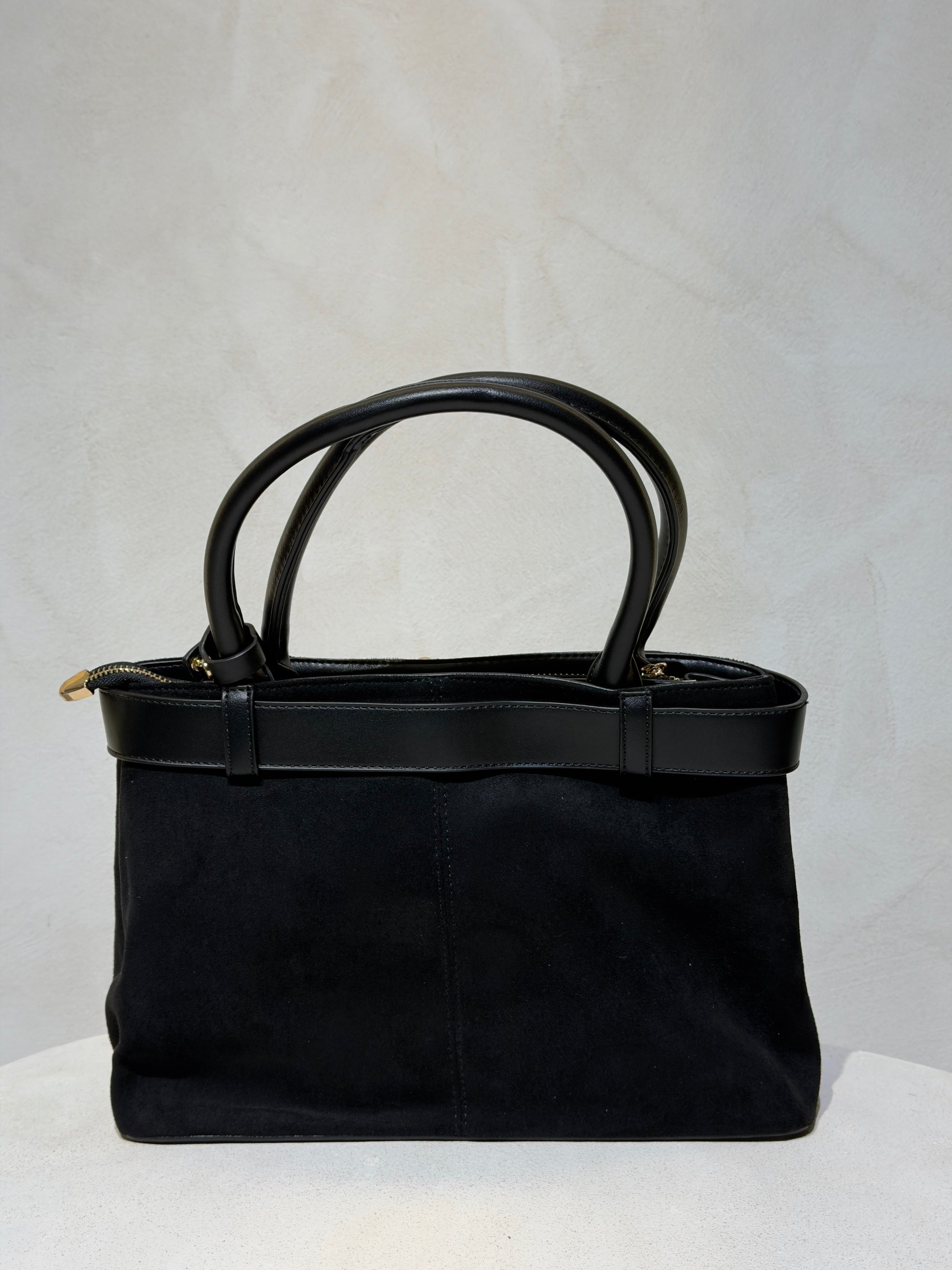 Le sac à main Hadra allie élégance et tendance avec son cuir façon Hermès aux teintes noire, marron et camel. Son design raffiné et ses détails minutieux en font un accessoire classe, parfait pour rehausser votre style. Polyvalent, il peut se porter avec ou sans bandoulière, s’adaptant à toutes vos envies. Adoptez une allure chic et moderne grâce à ce sac incontournable de la saison.