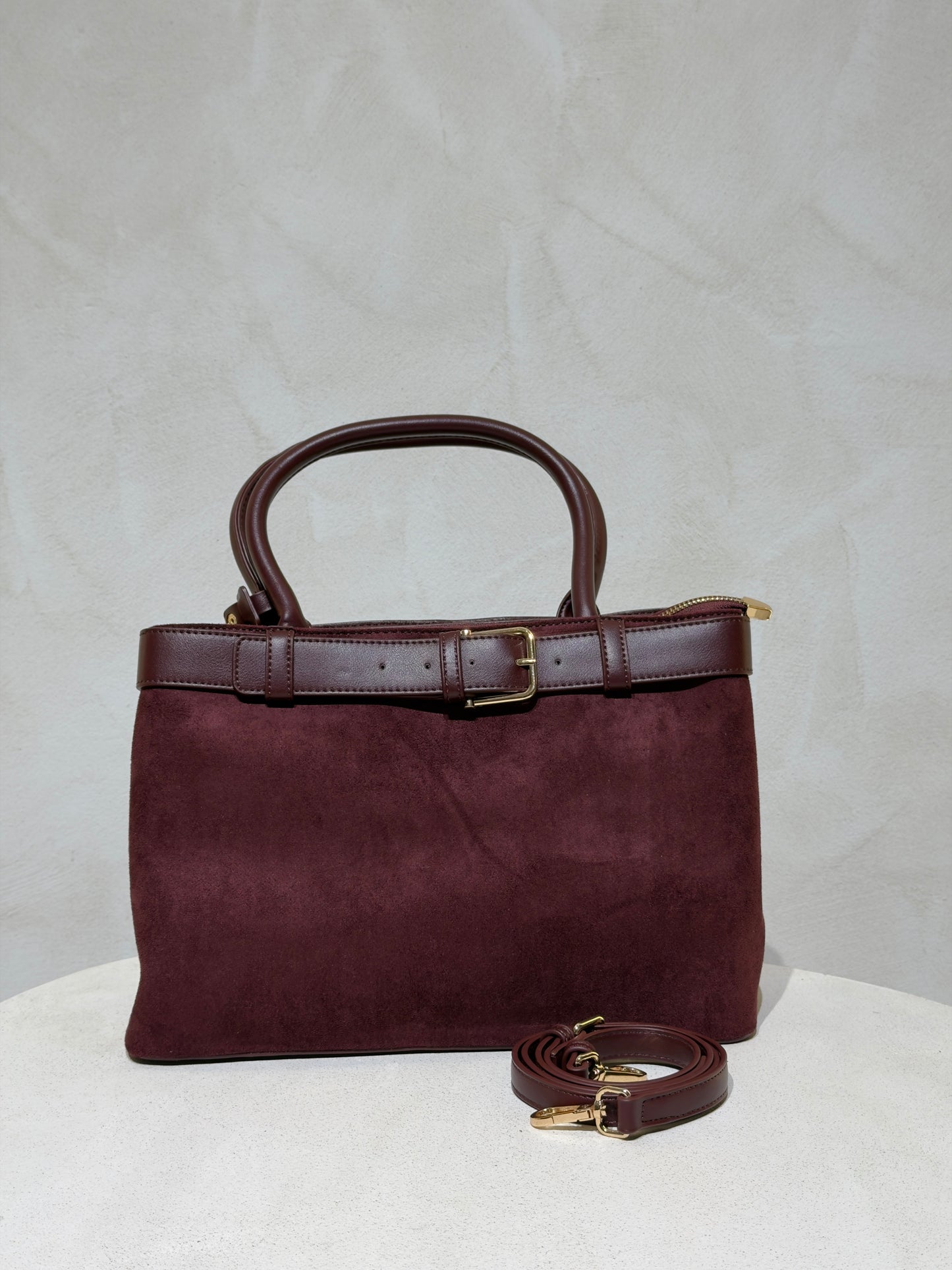 Découvrez le Sac à main Emi, l'accessoire incontournable qui allie élégance et sophistication. Confectionné en daim doux et velouté, ce sac séduira par sa texture raffinée. Rehaussé d'une ceinture en cuir véritable à la taille, il affiche un style classique et intemporel. Les anses en cuir premium garantissent confort et durabilité pour un port quotidien sans compromis. Un sac polyvalent qui transforme chaque tenue en look soigné et chic.

Découvrez l'élégance intemporelle avec ce sac à main en velours soph