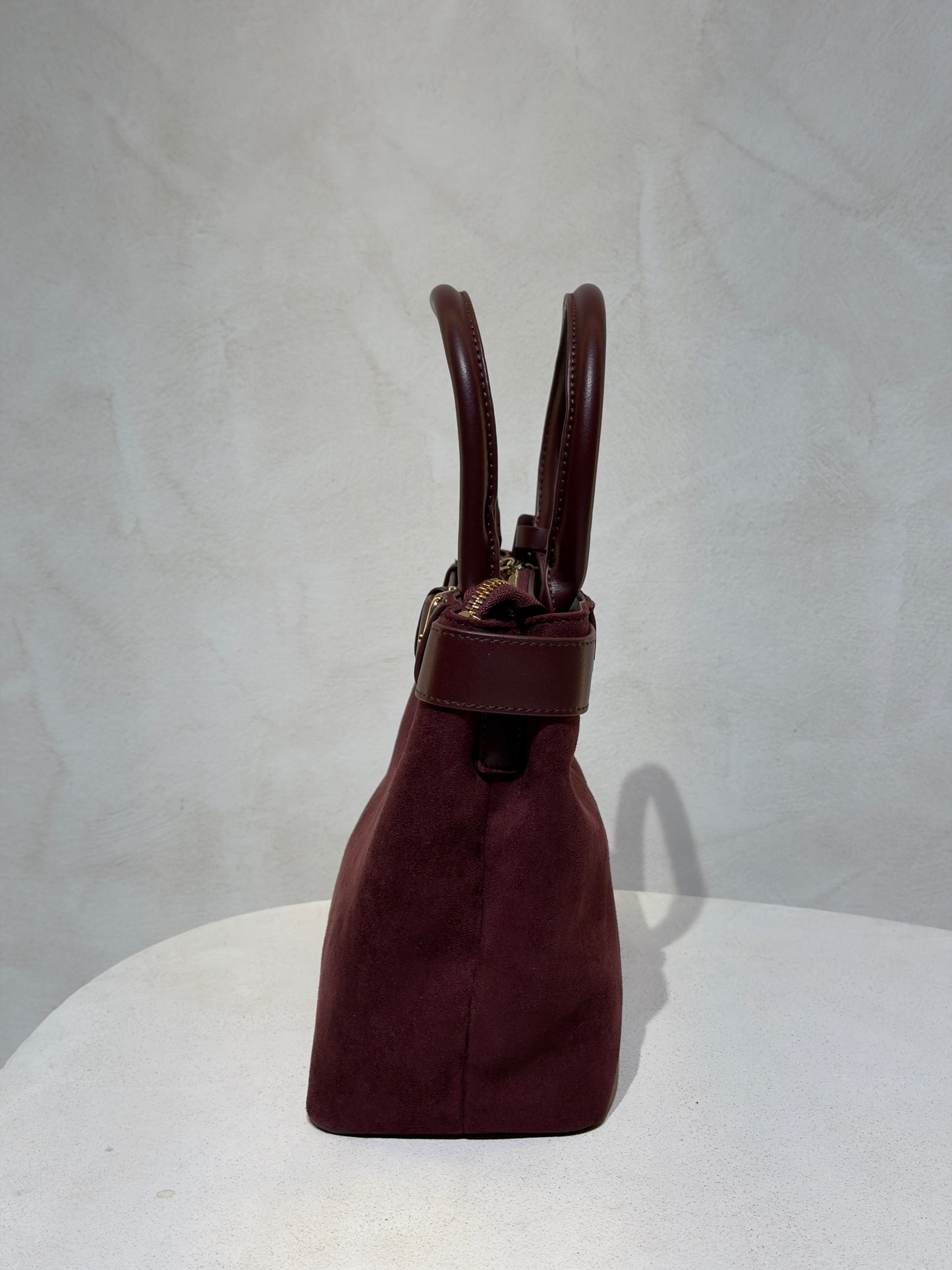 Découvrez le Sac à main Emi, l'accessoire incontournable qui allie élégance et sophistication. Confectionné en daim doux et velouté, ce sac séduira par sa texture raffinée. Rehaussé d'une ceinture en cuir véritable à la taille, il affiche un style classique et intemporel. Les anses en cuir premium garantissent confort et durabilité pour un port quotidien sans compromis. Un sac polyvalent qui transforme chaque tenue en look soigné et chic.

Découvrez l'élégance intemporelle avec ce sac à main en velours soph