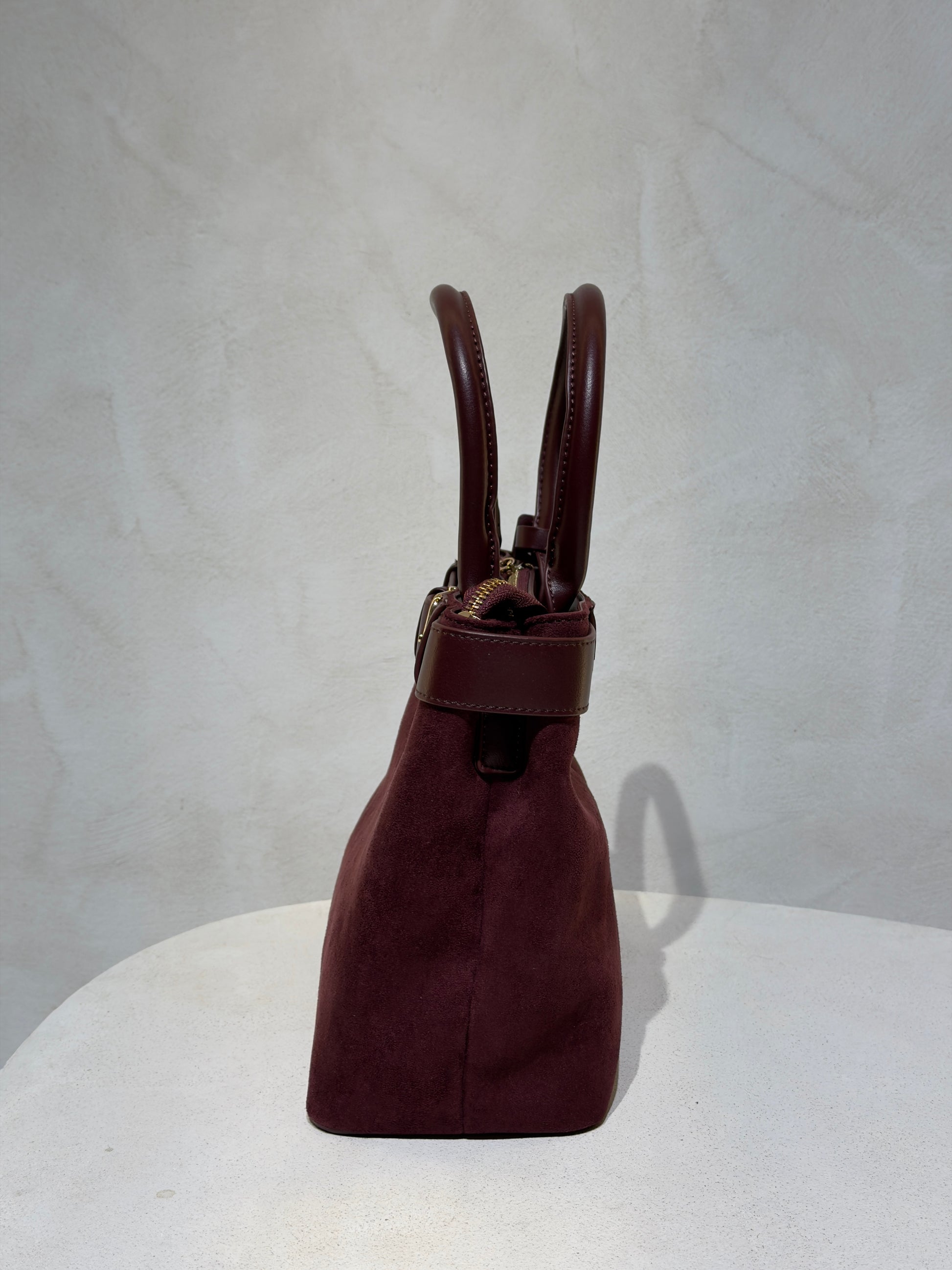 Découvrez le Sac à main Emi, l'accessoire incontournable qui allie élégance et sophistication. Confectionné en daim doux et velouté, ce sac séduira par sa texture raffinée. Rehaussé d'une ceinture en cuir véritable à la taille, il affiche un style classique et intemporel. Les anses en cuir premium garantissent confort et durabilité pour un port quotidien sans compromis. Un sac polyvalent qui transforme chaque tenue en look soigné et chic.

Découvrez l'élégance intemporelle avec ce sac à main en velours soph