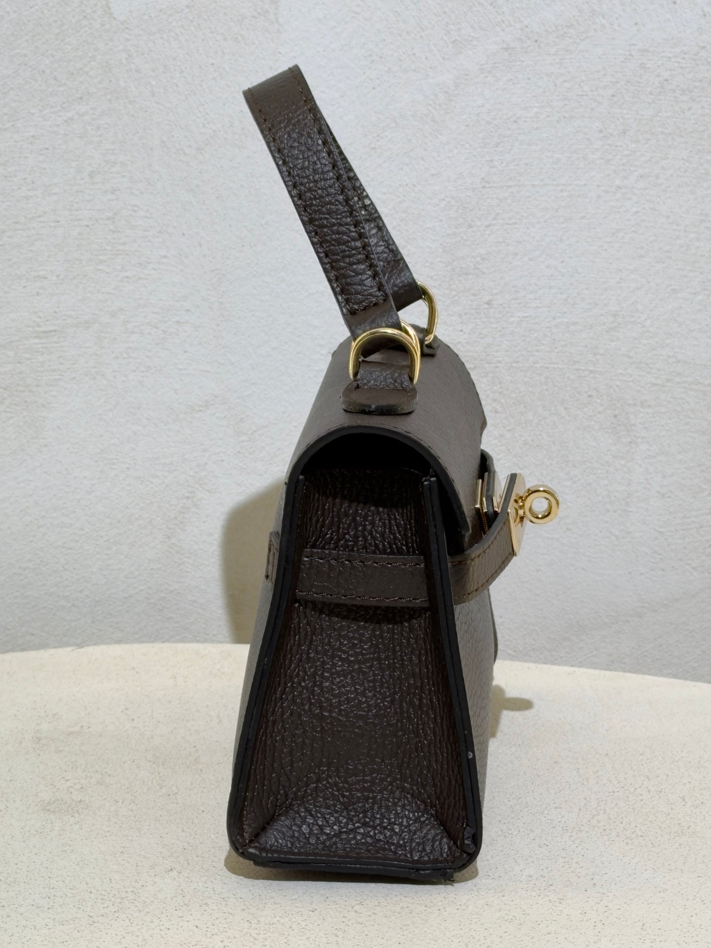 Découvrez le Sac à main Beli, l'accessoire incontournable qui allie élégance et sophistication. Confectionné en daim doux et velouté, ce petit sac à main séduira les femmes en quête de style. Sa ceinture en cuir véritable apporte une touche de classe intemporelle, tandis que les anses en cuir premium garantissent confort et durabilité. Parfait pour vos sorties en ville ou vos occasions spéciales, ce sac combine texture raffinée et design épuré. Un investissement mode qui transcende les tendances.