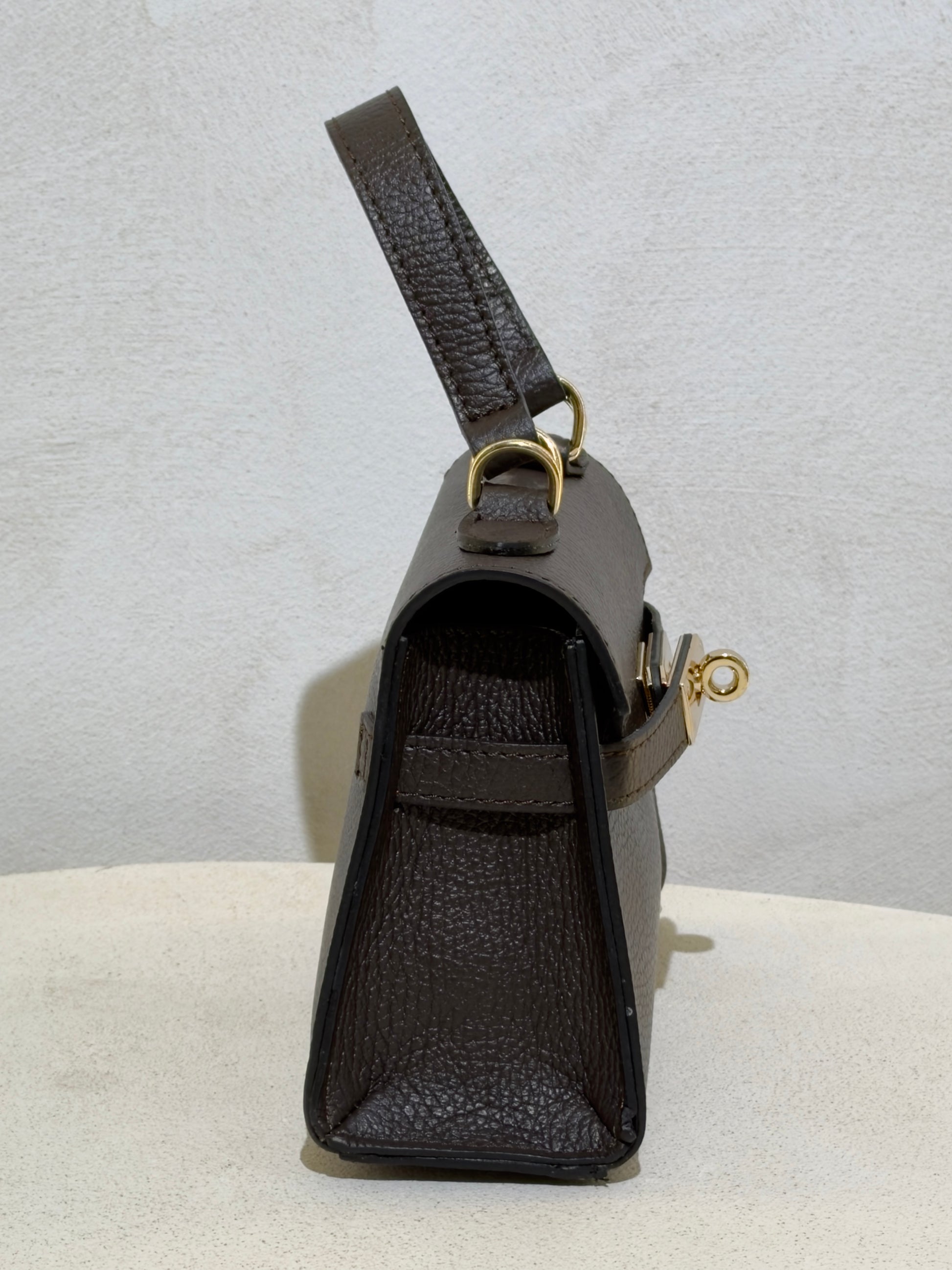 Découvrez le Sac à main Beli, l'accessoire incontournable qui allie élégance et sophistication. Confectionné en daim doux et velouté, ce petit sac à main séduira les femmes en quête de style. Sa ceinture en cuir véritable apporte une touche de classe intemporelle, tandis que les anses en cuir premium garantissent confort et durabilité. Parfait pour vos sorties en ville ou vos occasions spéciales, ce sac combine texture raffinée et design épuré. Un investissement mode qui transcende les tendances.