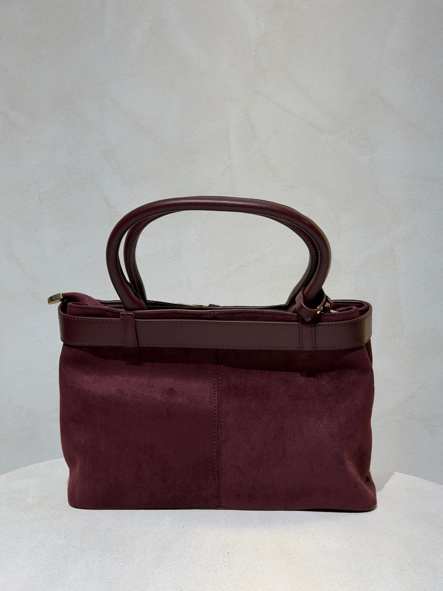 Découvrez le Sac à main Emi, l'accessoire incontournable qui allie élégance et sophistication. Confectionné en daim doux et velouté, ce sac séduira par sa texture raffinée. Rehaussé d'une ceinture en cuir véritable à la taille, il affiche un style classique et intemporel. Les anses en cuir premium garantissent confort et durabilité pour un port quotidien sans compromis. Un sac polyvalent qui transforme chaque tenue en look soigné et chic.

Découvrez l'élégance intemporelle avec ce sac à main en velours soph