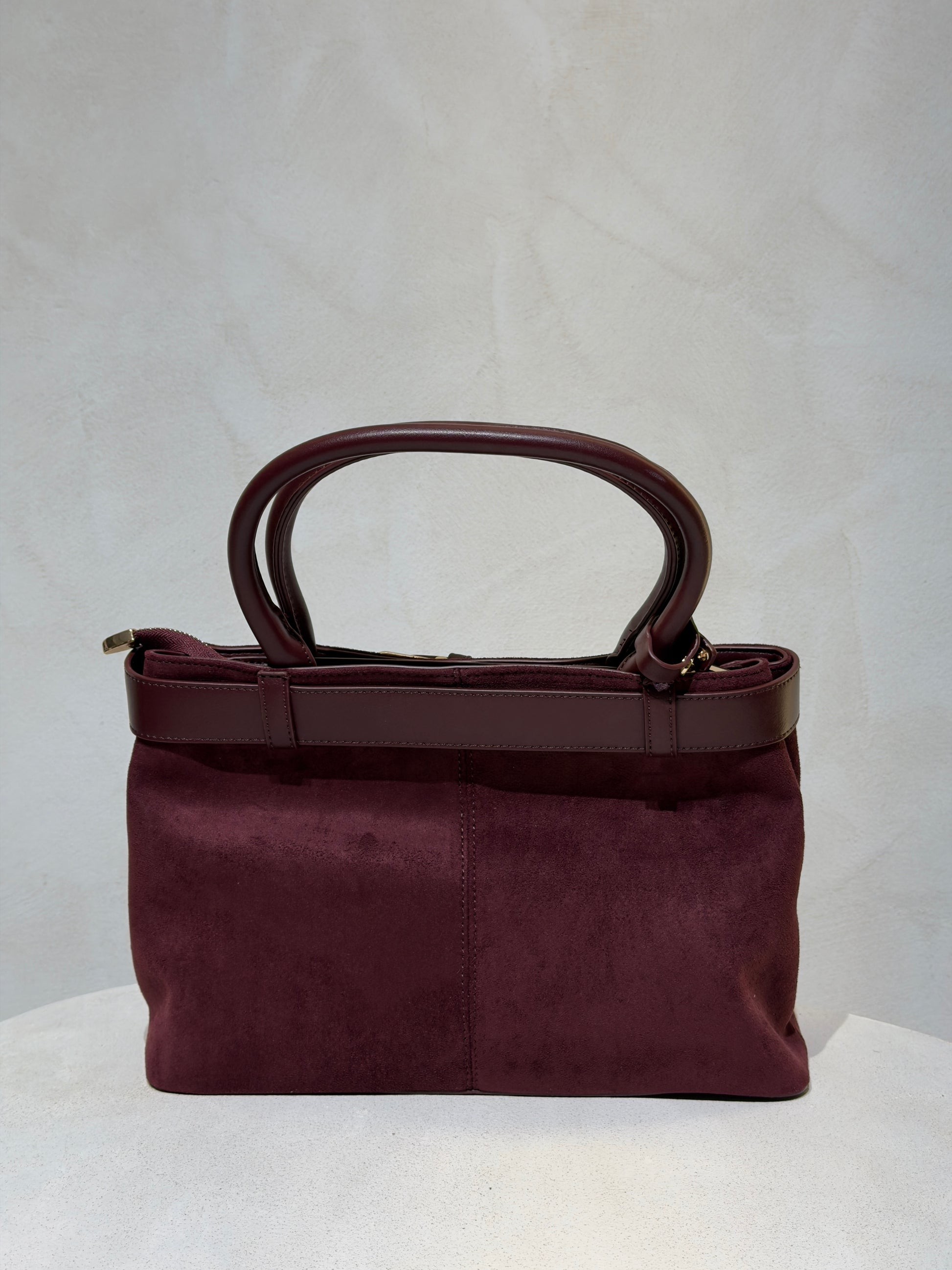 Découvrez le Sac à main Emi, l'accessoire incontournable qui allie élégance et sophistication. Confectionné en daim doux et velouté, ce sac séduira par sa texture raffinée. Rehaussé d'une ceinture en cuir véritable à la taille, il affiche un style classique et intemporel. Les anses en cuir premium garantissent confort et durabilité pour un port quotidien sans compromis. Un sac polyvalent qui transforme chaque tenue en look soigné et chic.

Découvrez l'élégance intemporelle avec ce sac à main en velours soph