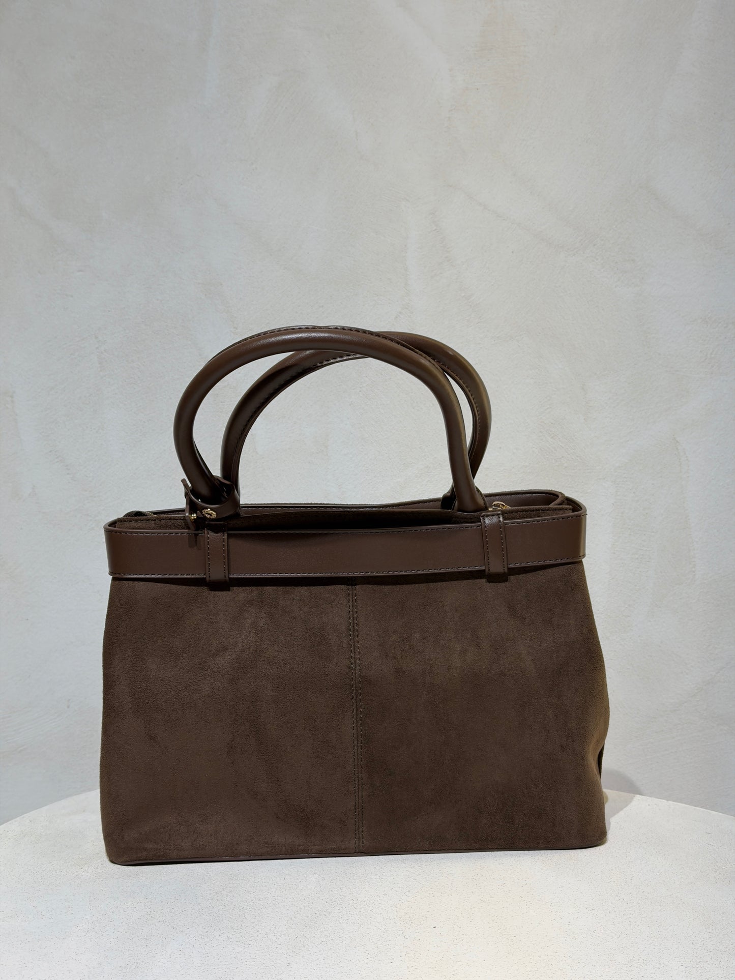 Le sac à main Hadra allie élégance et tendance avec son cuir façon Hermès aux teintes noire, marron et camel. Son design raffiné et ses détails minutieux en font un accessoire classe, parfait pour rehausser votre style. Polyvalent, il peut se porter avec ou sans bandoulière, s’adaptant à toutes vos envies. Adoptez une allure chic et moderne grâce à ce sac incontournable de la saison.