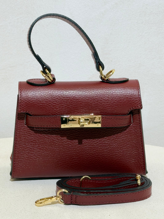 Découvrez le Sac à main Beli, l'accessoire incontournable qui allie élégance et sophistication. Confectionné en daim doux et velouté, ce petit sac à main séduira les femmes en quête de style. Sa ceinture en cuir véritable apporte une touche de classe intemporelle, tandis que les anses en cuir premium garantissent confort et durabilité. Parfait pour vos sorties en ville ou vos occasions spéciales, ce sac combine texture raffinée et design épuré. Un investissement mode qui transcende les tendances.