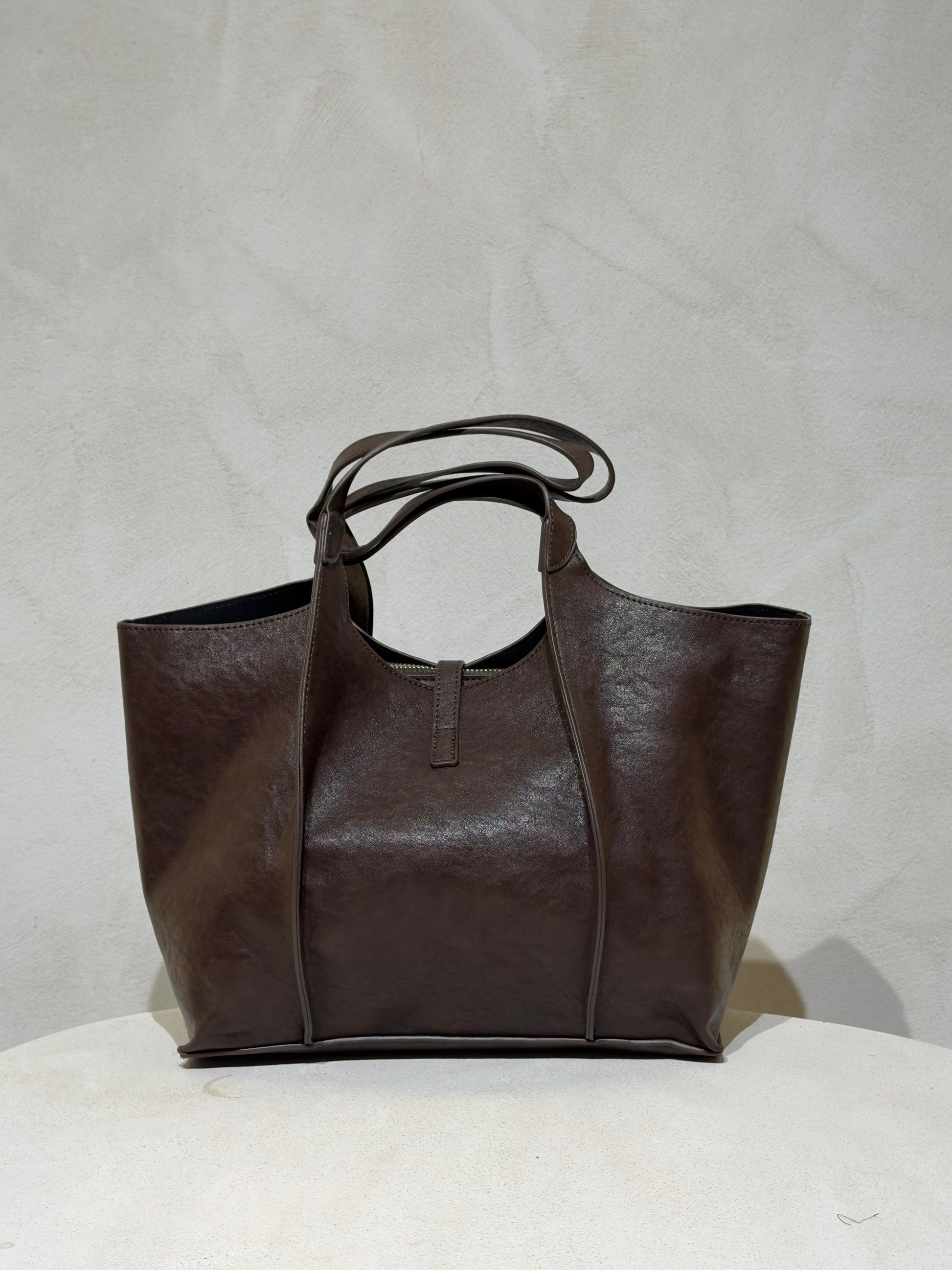 Le sac à main Hadra allie élégance et tendance avec son cuir façon Hermès aux teintes noire, marron et camel. Son design raffiné et ses détails minutieux en font un accessoire classe, parfait pour rehausser votre style. Polyvalent, il peut se porter avec ou sans bandoulière, s’adaptant à toutes vos envies. Adoptez une allure chic et moderne grâce à ce sac incontournable de la saison.