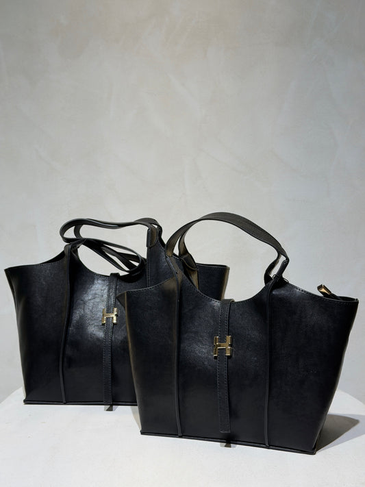 Le sac à main Hadra allie élégance et tendance avec son cuir façon Hermès aux teintes noire, marron et camel. Son design raffiné et ses détails minutieux en font un accessoire classe, parfait pour rehausser votre style. Polyvalent, il peut se porter avec ou sans bandoulière, s’adaptant à toutes vos envies. Adoptez une allure chic et moderne grâce à ce sac incontournable de la saison.