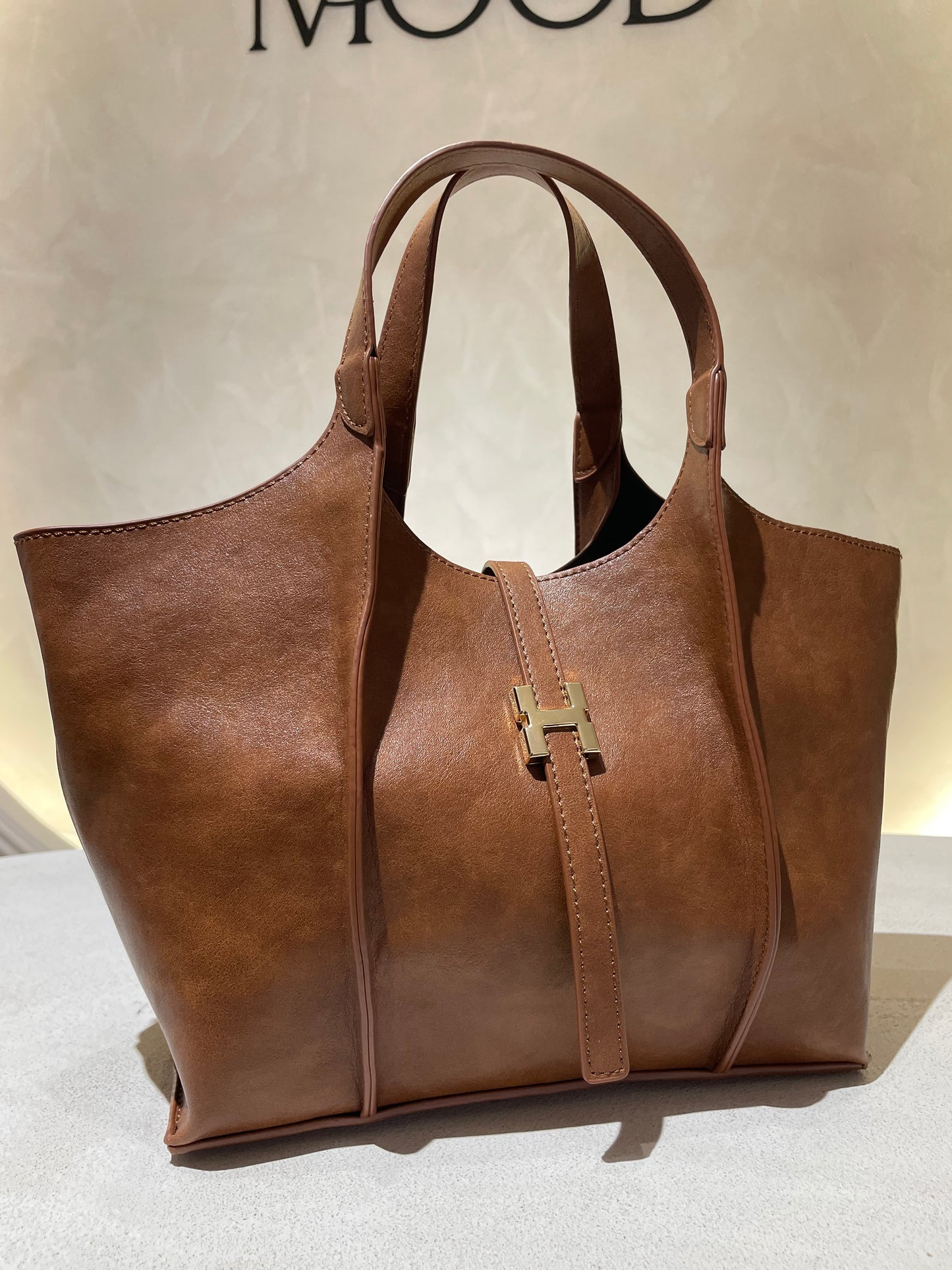 Le sac à main Hadra allie élégance et tendance avec son cuir façon Hermès aux teintes noire, marron et camel. Son design raffiné et ses détails minutieux en font un accessoire classe, parfait pour rehausser votre style. Polyvalent, il peut se porter avec ou sans bandoulière, s’adaptant à toutes vos envies. Adoptez une allure chic et moderne grâce à ce sac incontournable de la saison.
