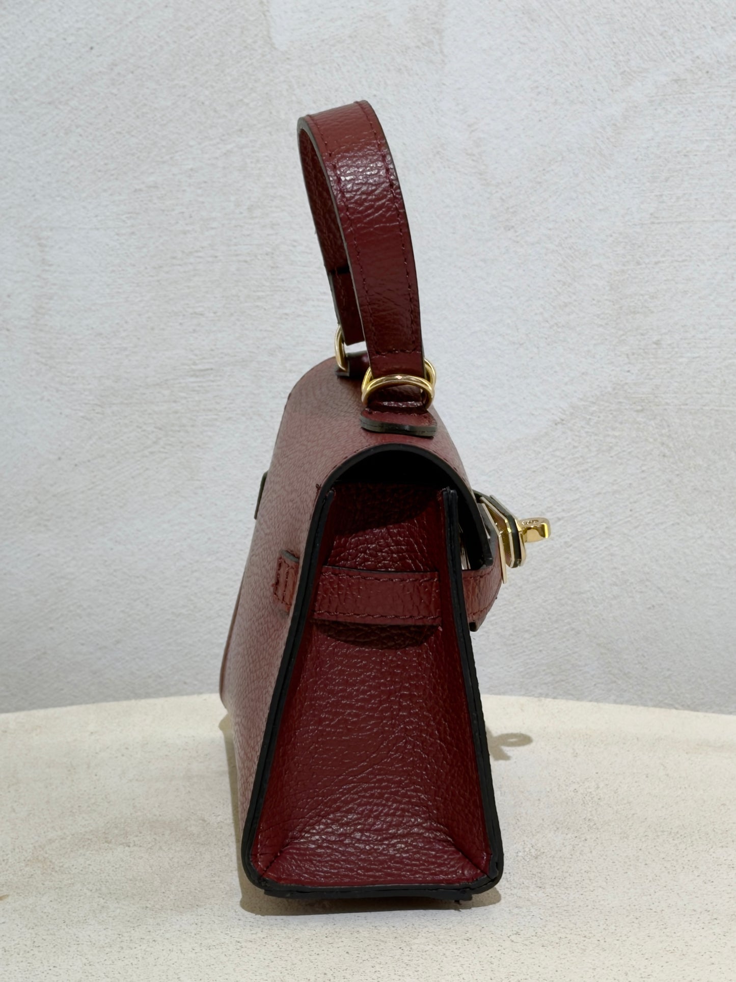 Découvrez le Sac à main Beli, l'accessoire incontournable qui allie élégance et sophistication. Confectionné en daim doux et velouté, ce petit sac à main séduira les femmes en quête de style. Sa ceinture en cuir véritable apporte une touche de classe intemporelle, tandis que les anses en cuir premium garantissent confort et durabilité. Parfait pour vos sorties en ville ou vos occasions spéciales, ce sac combine texture raffinée et design épuré. Un investissement mode qui transcende les tendances.