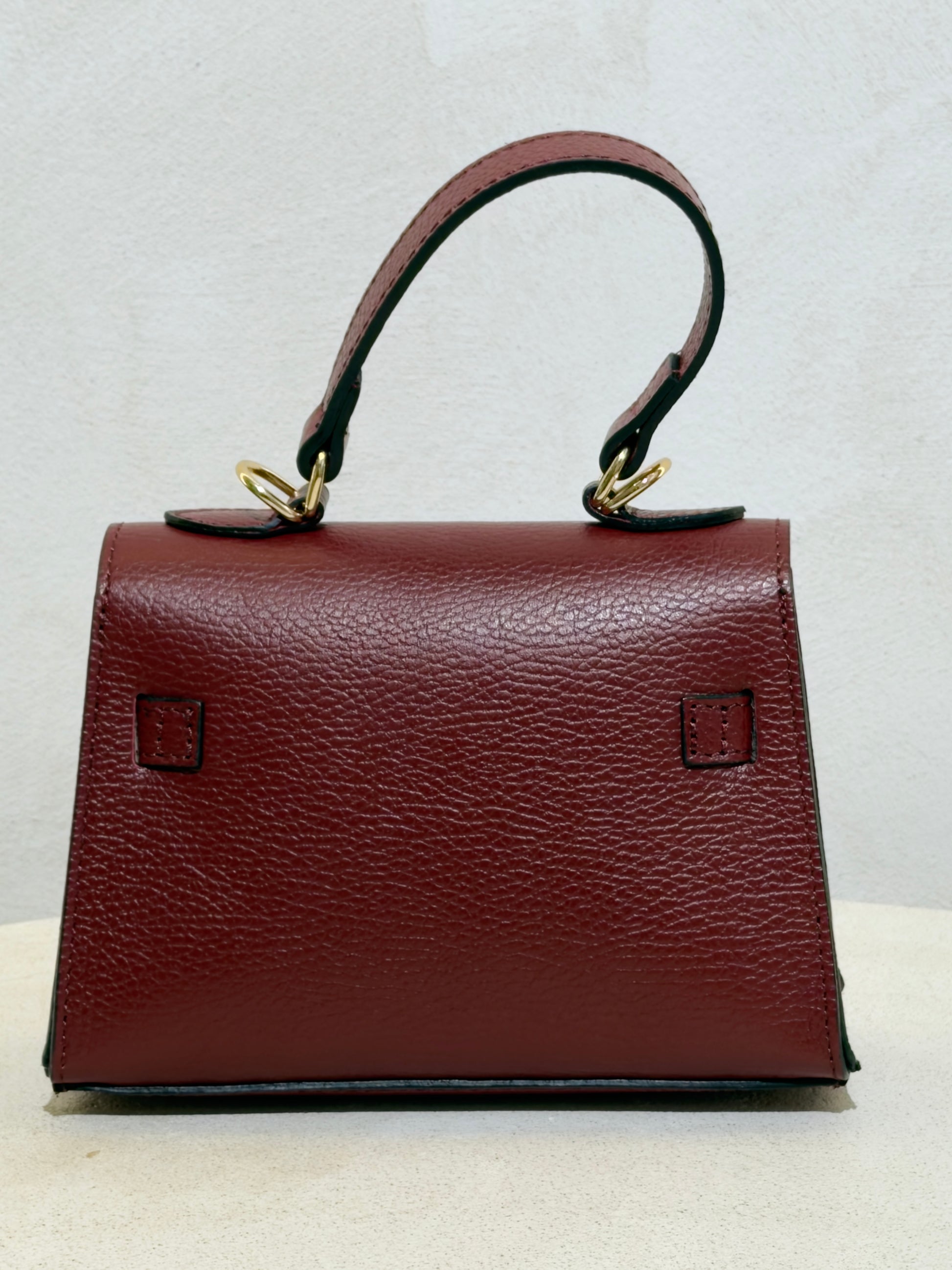 Découvrez le Sac à main Beli, l'accessoire incontournable qui allie élégance et sophistication. Confectionné en daim doux et velouté, ce petit sac à main séduira les femmes en quête de style. Sa ceinture en cuir véritable apporte une touche de classe intemporelle, tandis que les anses en cuir premium garantissent confort et durabilité. Parfait pour vos sorties en ville ou vos occasions spéciales, ce sac combine texture raffinée et design épuré. Un investissement mode qui transcende les tendances.