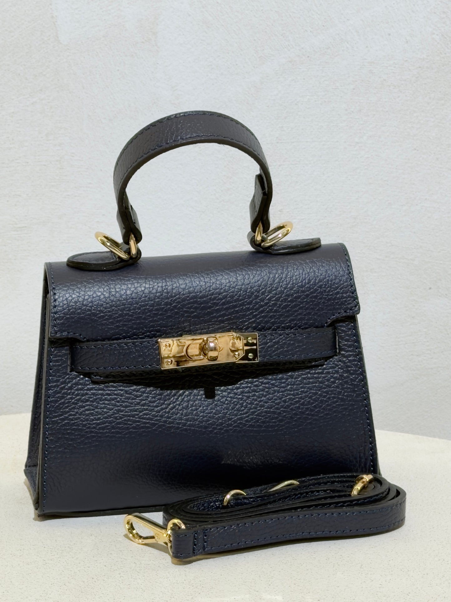 Découvrez le Sac à main Beli, l'accessoire incontournable qui allie élégance et sophistication. Confectionné en daim doux et velouté, ce petit sac à main séduira les femmes en quête de style. Sa ceinture en cuir véritable apporte une touche de classe intemporelle, tandis que les anses en cuir premium garantissent confort et durabilité. Parfait pour vos sorties en ville ou vos occasions spéciales, ce sac combine texture raffinée et design épuré. Un investissement mode qui transcende les tendances.