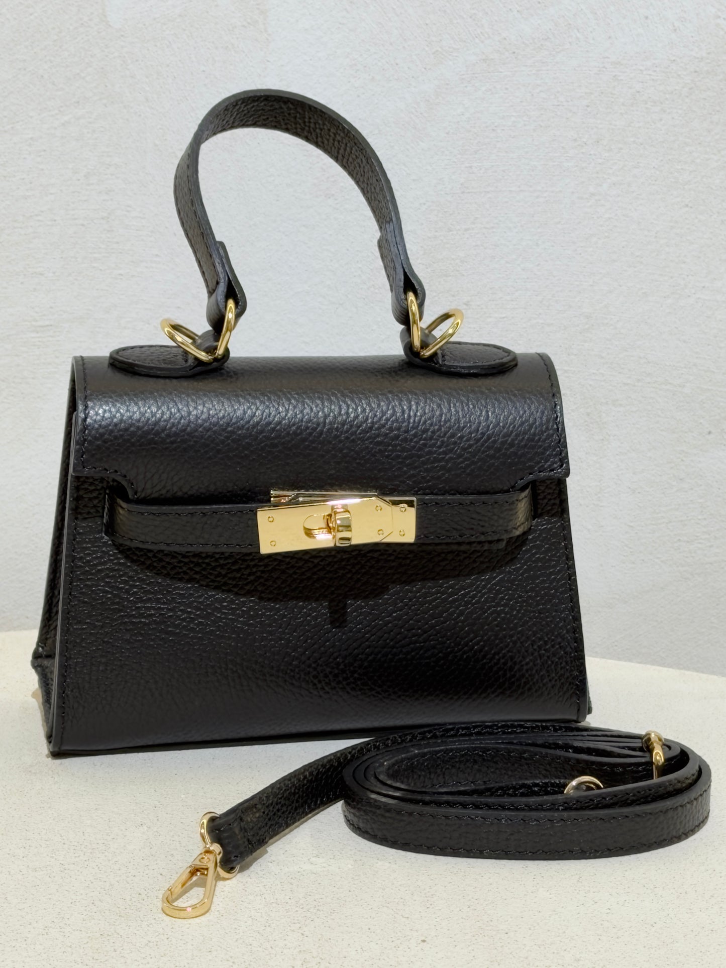 Découvrez le Sac à main Beli, l'accessoire incontournable qui allie élégance et sophistication. Confectionné en daim doux et velouté, ce petit sac à main séduira les femmes en quête de style. Sa ceinture en cuir véritable apporte une touche de classe intemporelle, tandis que les anses en cuir premium garantissent confort et durabilité. Parfait pour vos sorties en ville ou vos occasions spéciales, ce sac combine texture raffinée et design épuré. Un investissement mode qui transcende les tendances.