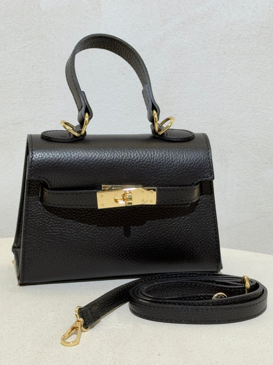 Découvrez le Sac à main Beli, l'accessoire incontournable qui allie élégance et sophistication. Confectionné en daim doux et velouté, ce petit sac à main séduira les femmes en quête de style. Sa ceinture en cuir véritable apporte une touche de classe intemporelle, tandis que les anses en cuir premium garantissent confort et durabilité. Parfait pour vos sorties en ville ou vos occasions spéciales, ce sac combine texture raffinée et design épuré. Un investissement mode qui transcende les tendances.