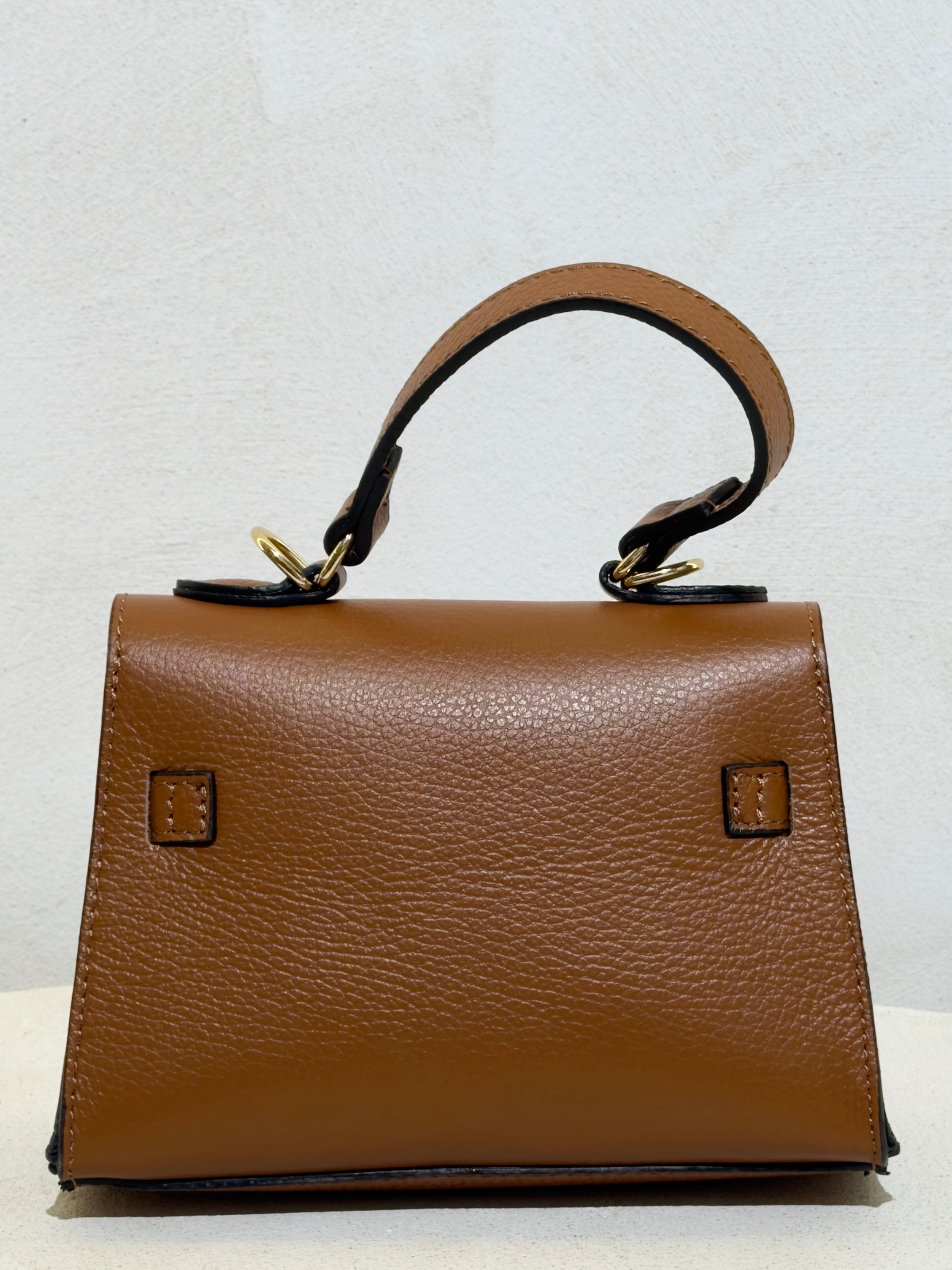 Découvrez le Sac à main Beli, l'accessoire incontournable qui allie élégance et sophistication. Confectionné en daim doux et velouté, ce petit sac à main séduira les femmes en quête de style. Sa ceinture en cuir véritable apporte une touche de classe intemporelle, tandis que les anses en cuir premium garantissent confort et durabilité. Parfait pour vos sorties en ville ou vos occasions spéciales, ce sac combine texture raffinée et design épuré. Un investissement mode qui transcende les tendances.