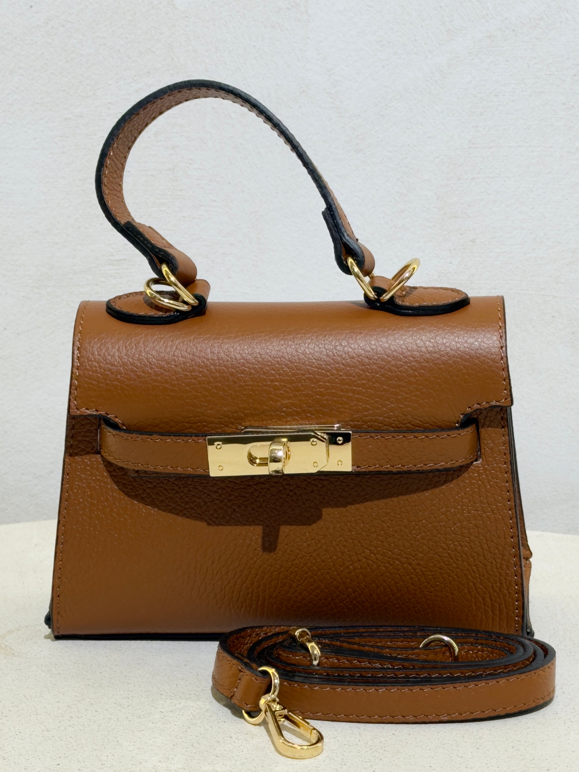 Découvrez le Sac à main Beli, l'accessoire incontournable qui allie élégance et sophistication. Confectionné en daim doux et velouté, ce petit sac à main séduira les femmes en quête de style. Sa ceinture en cuir véritable apporte une touche de classe intemporelle, tandis que les anses en cuir premium garantissent confort et durabilité. Parfait pour vos sorties en ville ou vos occasions spéciales, ce sac combine texture raffinée et design épuré. Un investissement mode qui transcende les tendances.