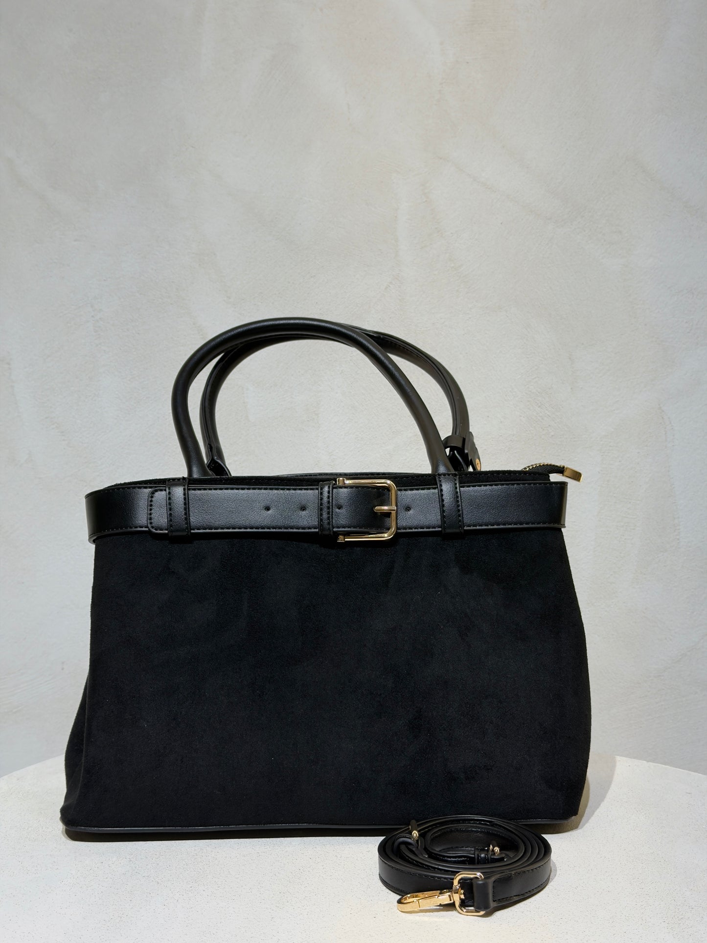 Le sac à main Hadra allie élégance et tendance avec son cuir façon Hermès aux teintes noire, marron et camel. Son design raffiné et ses détails minutieux en font un accessoire classe, parfait pour rehausser votre style. Polyvalent, il peut se porter avec ou sans bandoulière, s’adaptant à toutes vos envies. Adoptez une allure chic et moderne grâce à ce sac incontournable de la saison.