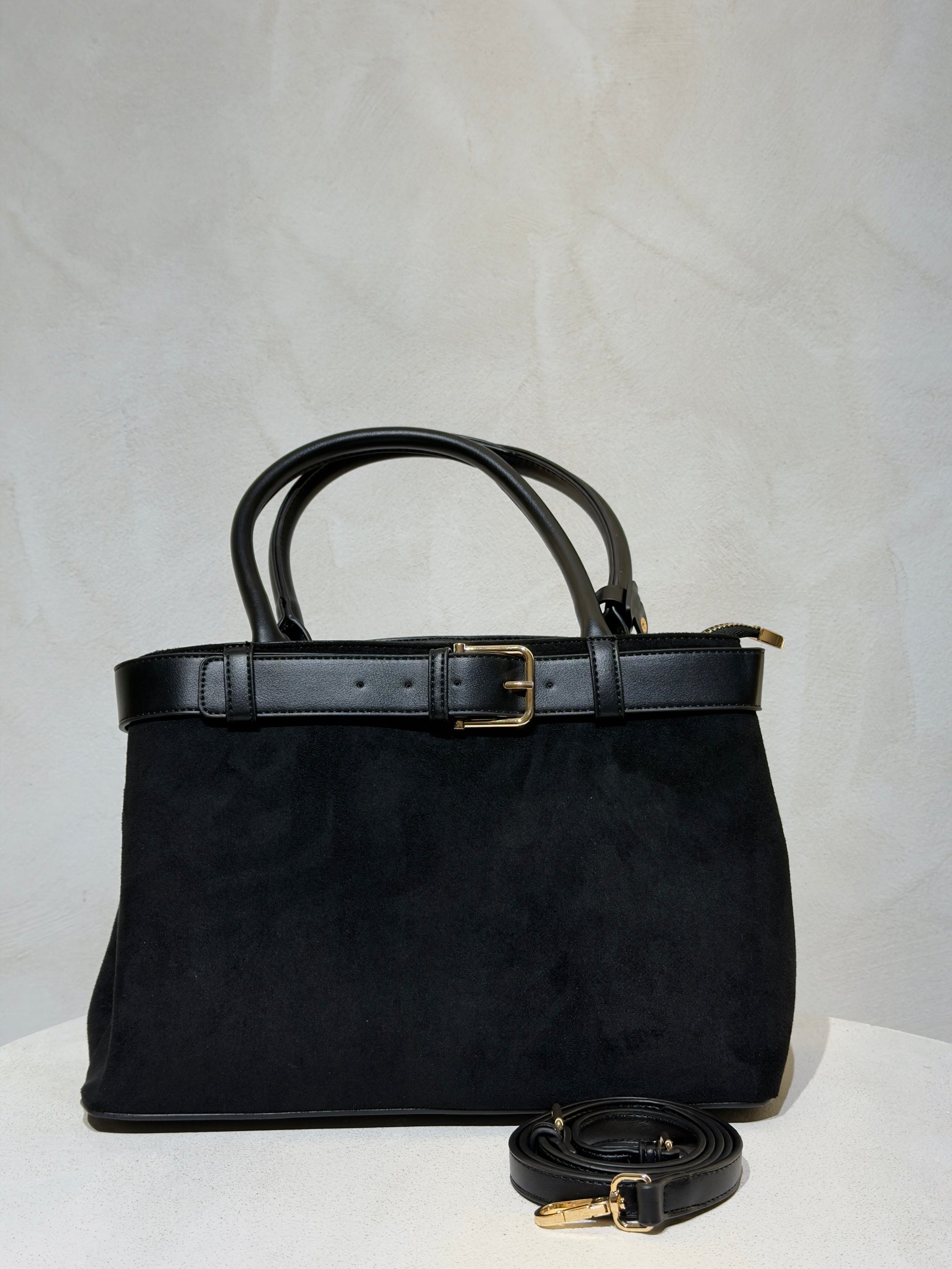 Le sac à main Hadra allie élégance et tendance avec son cuir façon Hermès aux teintes noire, marron et camel. Son design raffiné et ses détails minutieux en font un accessoire classe, parfait pour rehausser votre style. Polyvalent, il peut se porter avec ou sans bandoulière, s’adaptant à toutes vos envies. Adoptez une allure chic et moderne grâce à ce sac incontournable de la saison.