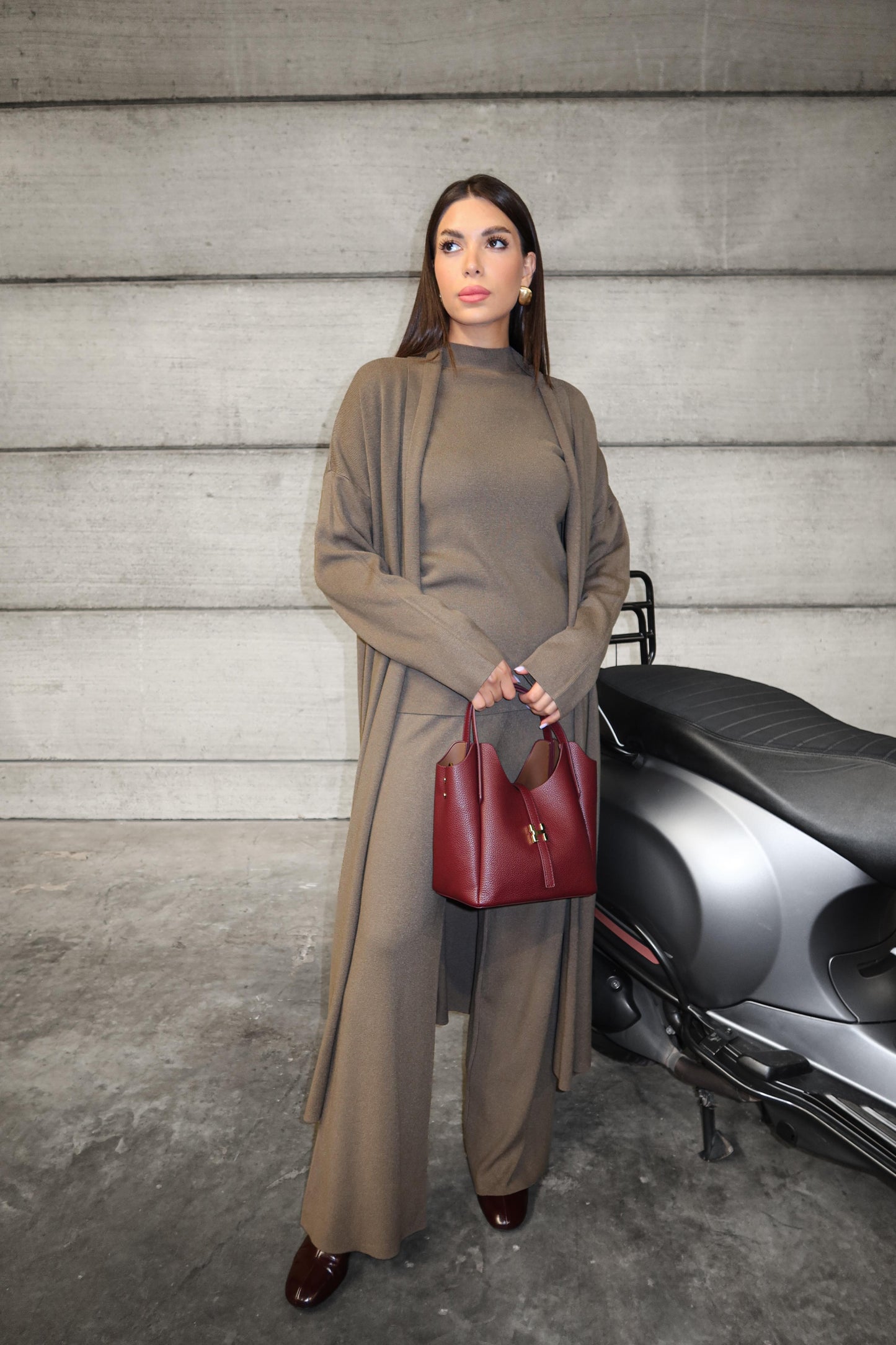 Découvrez le sac à main Hélia, une élégante pièce en simili cuir d'inspiration Hermès qui allie sophistication et raffinement. Disponible en cinq teintes raffinées — bordeaux, taupe, noir, camel et marron — ce sac se distingue par sa silhouette soignée et ses détails minutieux, notamment l’emblématique « H » en acier inoxydable doré. Avec une dimension idéale de 25 x 25 cm et une épaisseur de 14 cm, il offre un équilibre parfait entre style et fonctionnalité. Une bandoulière amovible complète ce modèle pour