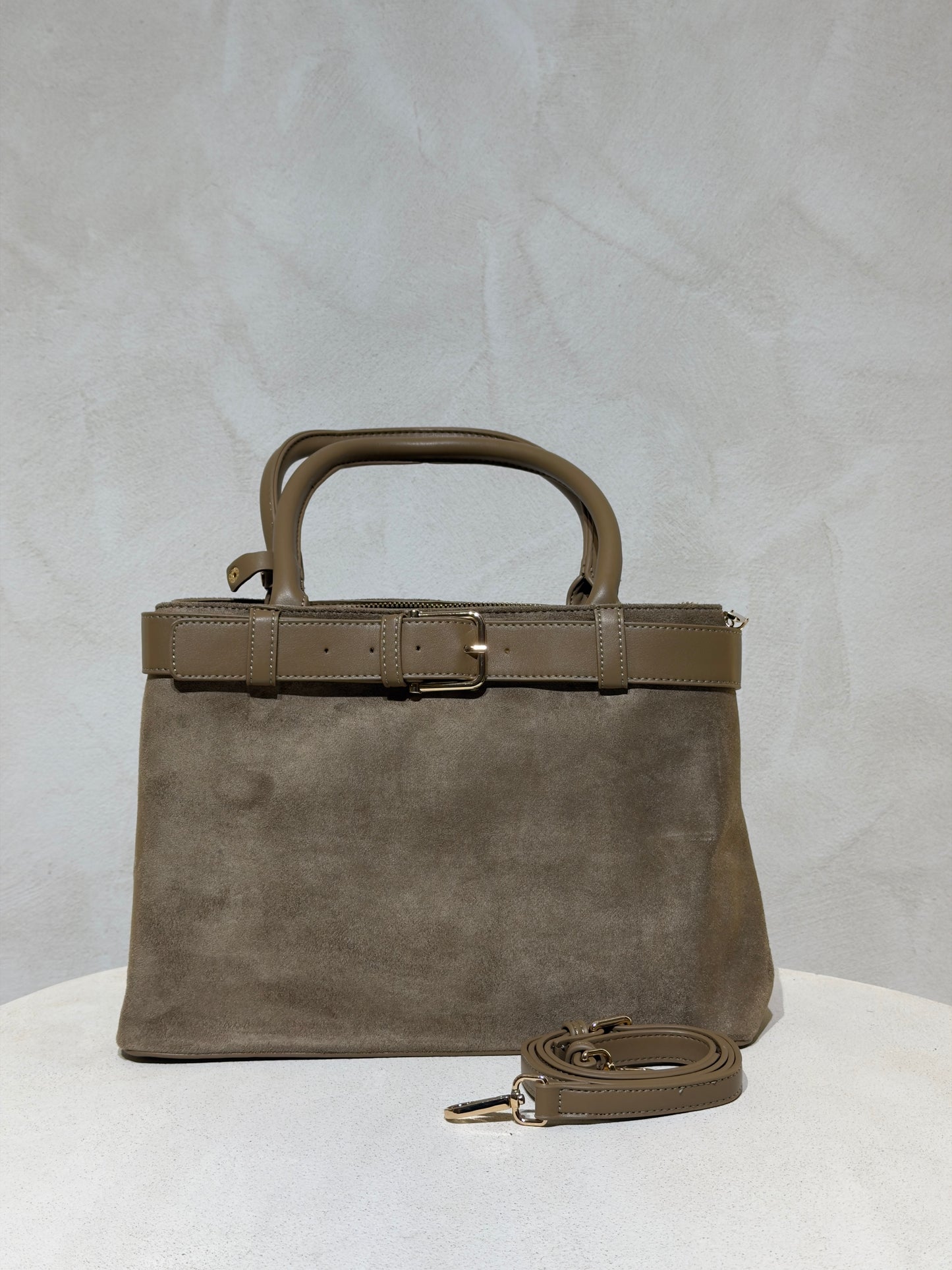 Découvrez le Sac à main Emi, l'accessoire incontournable qui allie élégance et sophistication. Confectionné en daim doux et velouté, ce sac séduira par sa texture raffinée. Rehaussé d'une ceinture en cuir véritable à la taille, il affiche un style classique et intemporel. Les anses en cuir premium garantissent confort et durabilité pour un port quotidien sans compromis. Un sac polyvalent qui transforme chaque tenue en look soigné et chic.

Découvrez l'élégance intemporelle avec ce sac à main en velours soph