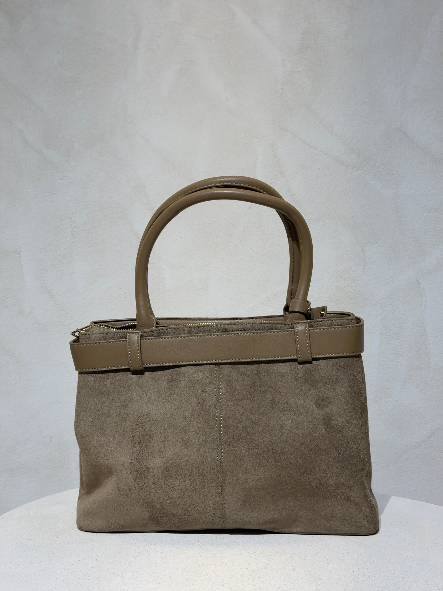Découvrez le Sac à main Emi, l'accessoire incontournable qui allie élégance et sophistication. Confectionné en daim doux et velouté, ce sac séduira par sa texture raffinée. Rehaussé d'une ceinture en cuir véritable à la taille, il affiche un style classique et intemporel. Les anses en cuir premium garantissent confort et durabilité pour un port quotidien sans compromis. Un sac polyvalent qui transforme chaque tenue en look soigné et chic.

Découvrez l'élégance intemporelle avec ce sac à main en velours soph