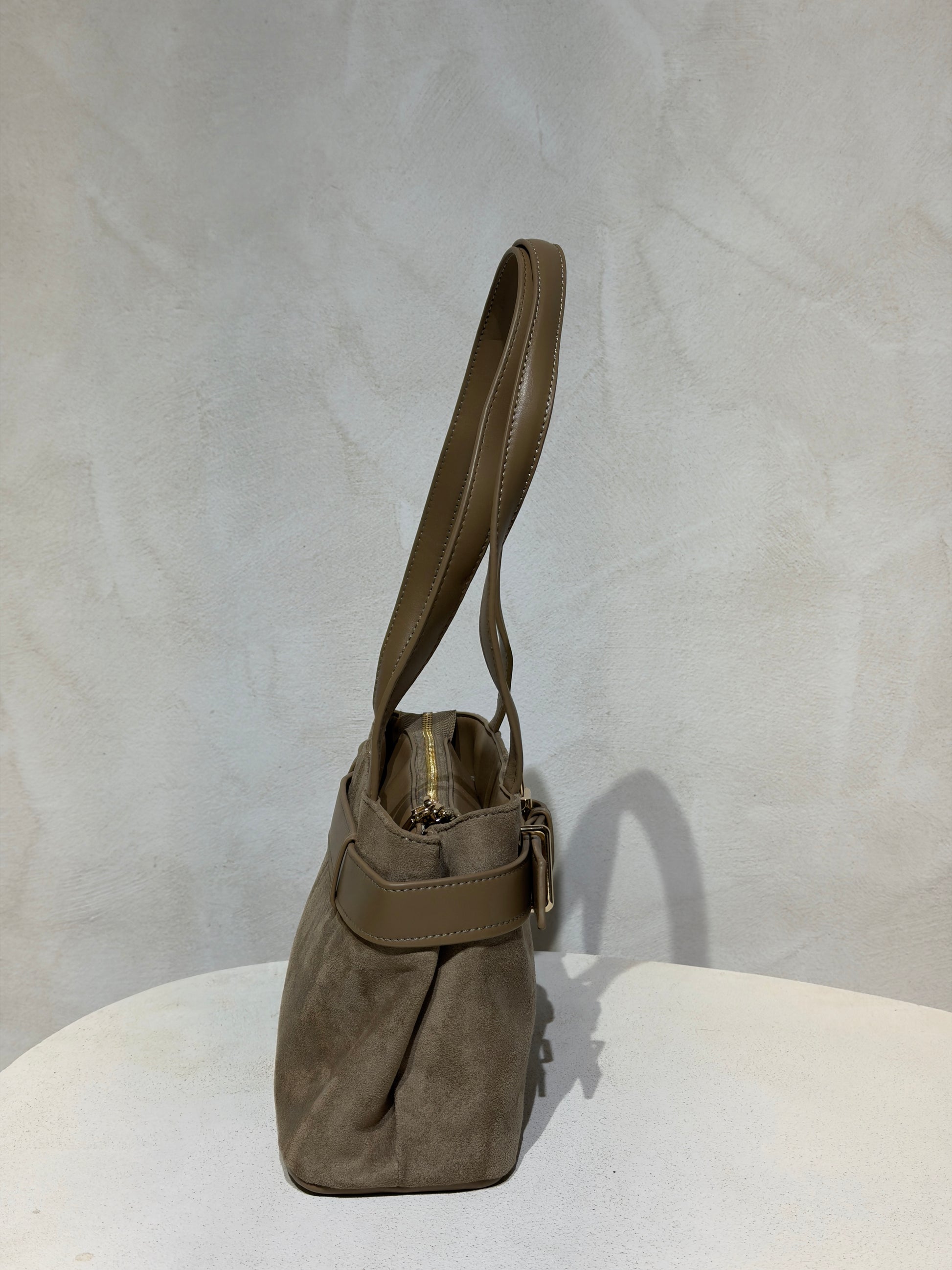 Découvrez le Sac à main Beli, l'accessoire incontournable qui allie élégance et sophistication. Confectionné en daim doux et velouté, ce petit sac à main séduira les femmes en quête de style. Sa ceinture en cuir véritable apporte une touche de classe intemporelle, tandis que les anses en cuir premium garantissent confort et durabilité. Parfait pour vos sorties en ville ou vos occasions spéciales, ce sac combine texture raffinée et design épuré. Un investissement mode qui transcende les tendances.