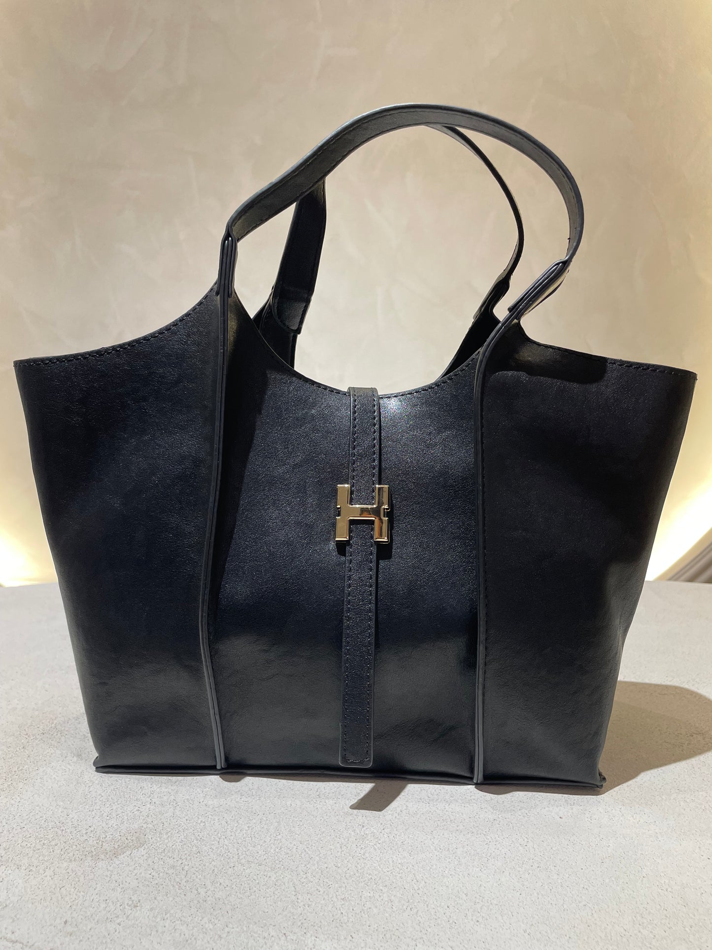 Le sac à main Hadra allie élégance et tendance avec son cuir façon Hermès aux teintes noire, marron et camel. Son design raffiné et ses détails minutieux en font un accessoire classe, parfait pour rehausser votre style. Polyvalent, il peut se porter avec ou sans bandoulière, s’adaptant à toutes vos envies. Adoptez une allure chic et moderne grâce à ce sac incontournable de la saison.