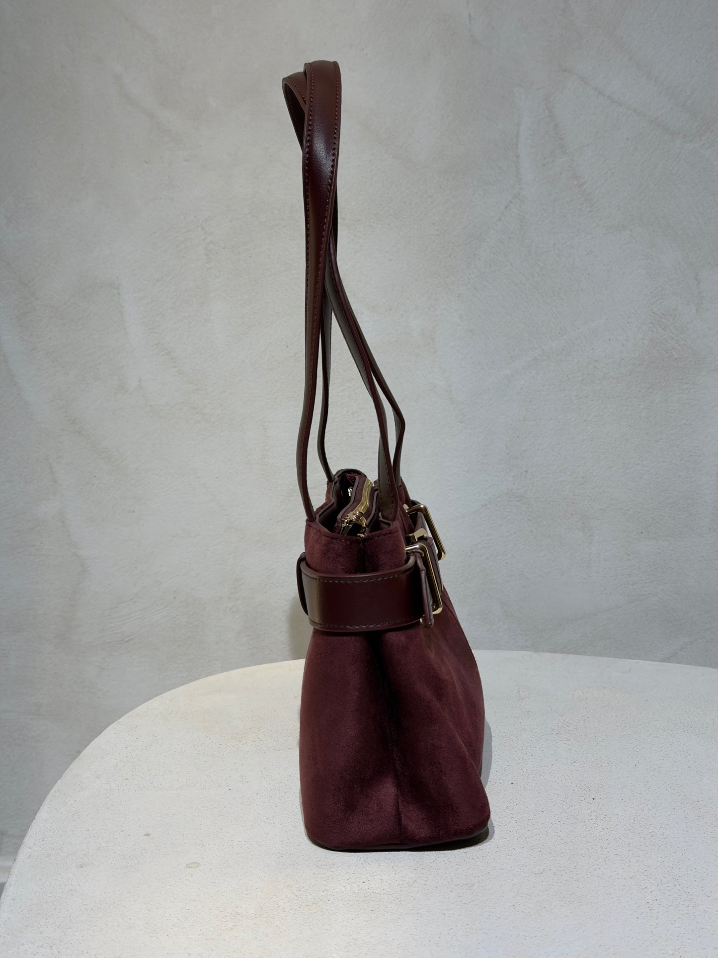 Découvrez le Sac à main Beli, l'accessoire incontournable qui allie élégance et sophistication. Confectionné en daim doux et velouté, ce petit sac à main séduira les femmes en quête de style. Sa ceinture en cuir véritable apporte une touche de classe intemporelle, tandis que les anses en cuir premium garantissent confort et durabilité. Parfait pour vos sorties en ville ou vos occasions spéciales, ce sac combine texture raffinée et design épuré. Un investissement mode qui transcende les tendances.