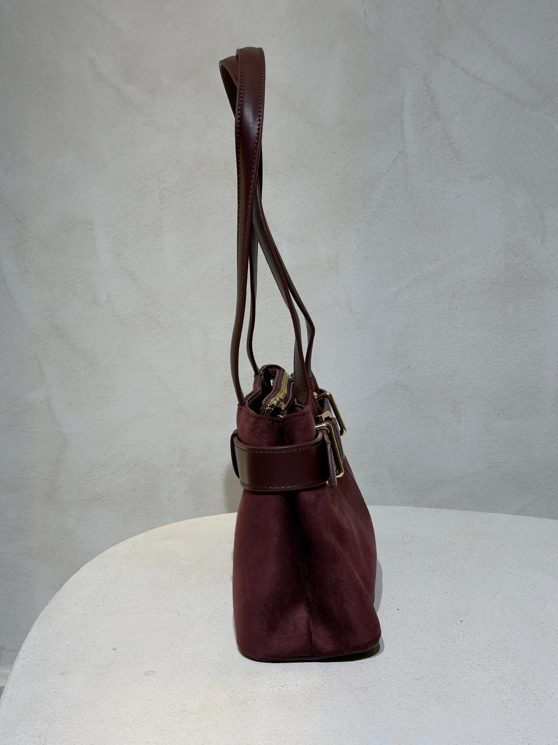 Découvrez le Sac à main Beli, l'accessoire incontournable qui allie élégance et sophistication. Confectionné en daim doux et velouté, ce petit sac à main séduira les femmes en quête de style. Sa ceinture en cuir véritable apporte une touche de classe intemporelle, tandis que les anses en cuir premium garantissent confort et durabilité. Parfait pour vos sorties en ville ou vos occasions spéciales, ce sac combine texture raffinée et design épuré. Un investissement mode qui transcende les tendances.