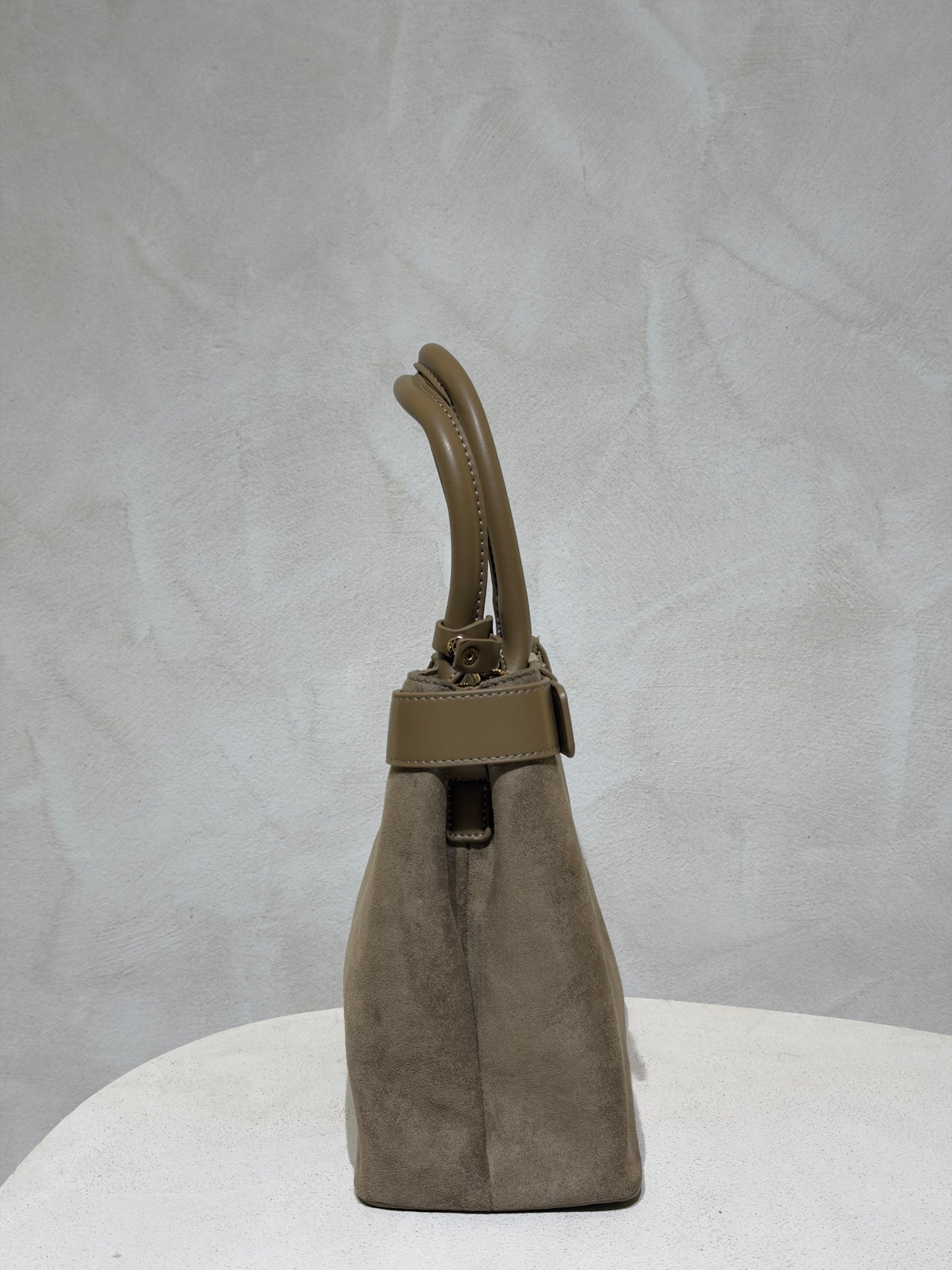 Découvrez le Sac à main Emi, l'accessoire incontournable qui allie élégance et sophistication. Confectionné en daim doux et velouté, ce sac séduira par sa texture raffinée. Rehaussé d'une ceinture en cuir véritable à la taille, il affiche un style classique et intemporel. Les anses en cuir premium garantissent confort et durabilité pour un port quotidien sans compromis. Un sac polyvalent qui transforme chaque tenue en look soigné et chic.

Découvrez l'élégance intemporelle avec ce sac à main en velours soph