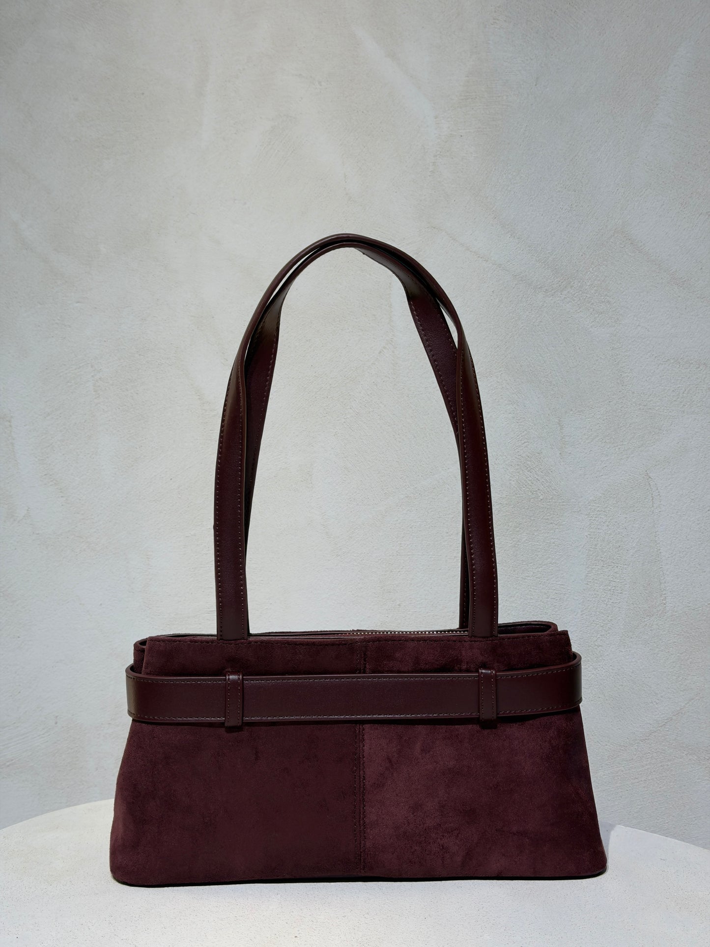 Découvrez le Sac à main Beli, l'accessoire incontournable qui allie élégance et sophistication. Confectionné en daim doux et velouté, ce petit sac à main séduira les femmes en quête de style. Sa ceinture en cuir véritable apporte une touche de classe intemporelle, tandis que les anses en cuir premium garantissent confort et durabilité. Parfait pour vos sorties en ville ou vos occasions spéciales, ce sac combine texture raffinée et design épuré. Un investissement mode qui transcende les tendances.