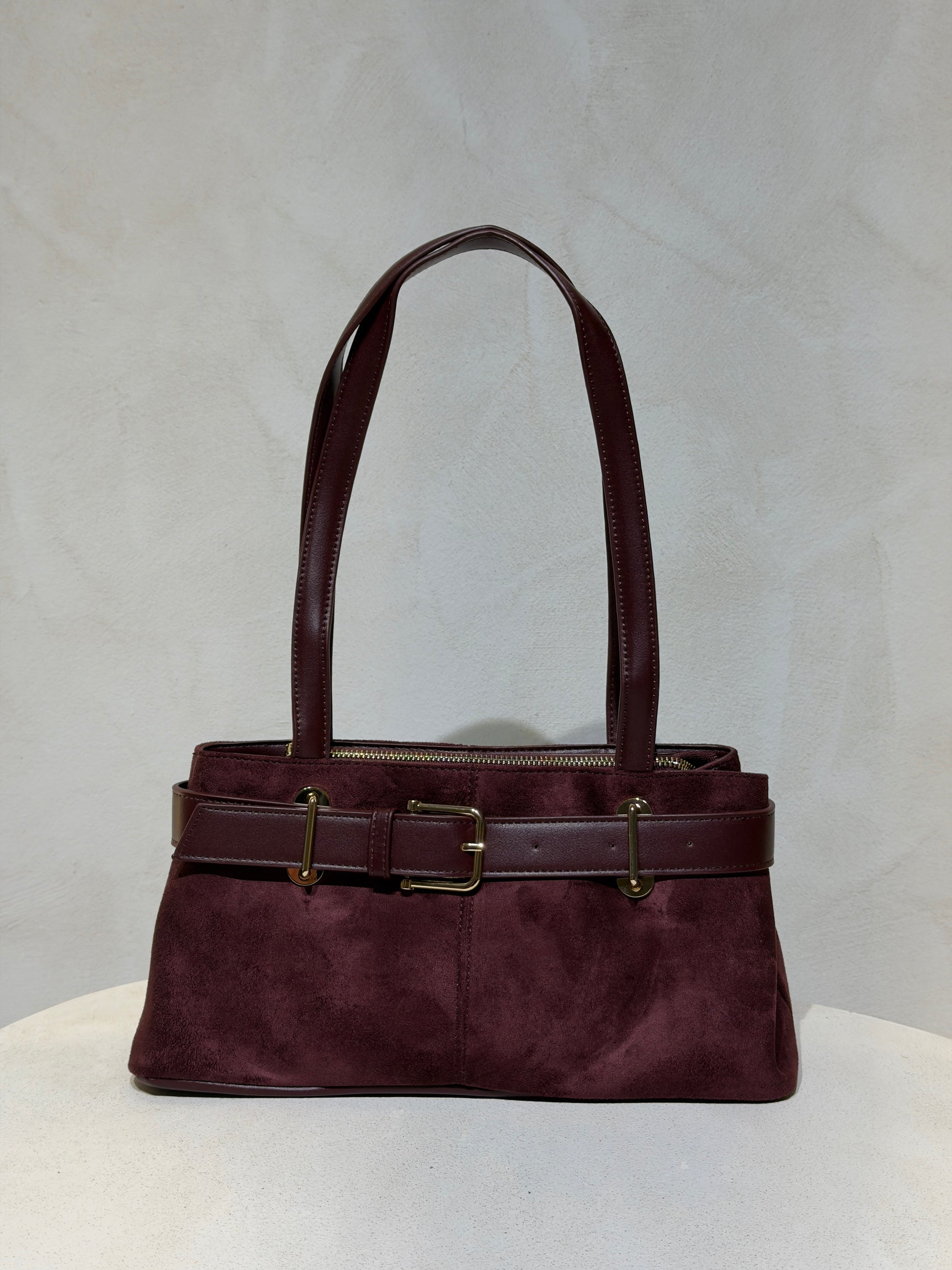 Découvrez le Sac à main Beli, l'accessoire incontournable qui allie élégance et sophistication. Confectionné en daim doux et velouté, ce petit sac à main séduira les femmes en quête de style. Sa ceinture en cuir véritable apporte une touche de classe intemporelle, tandis que les anses en cuir premium garantissent confort et durabilité. Parfait pour vos sorties en ville ou vos occasions spéciales, ce sac combine texture raffinée et design épuré. Un investissement mode qui transcende les tendances.