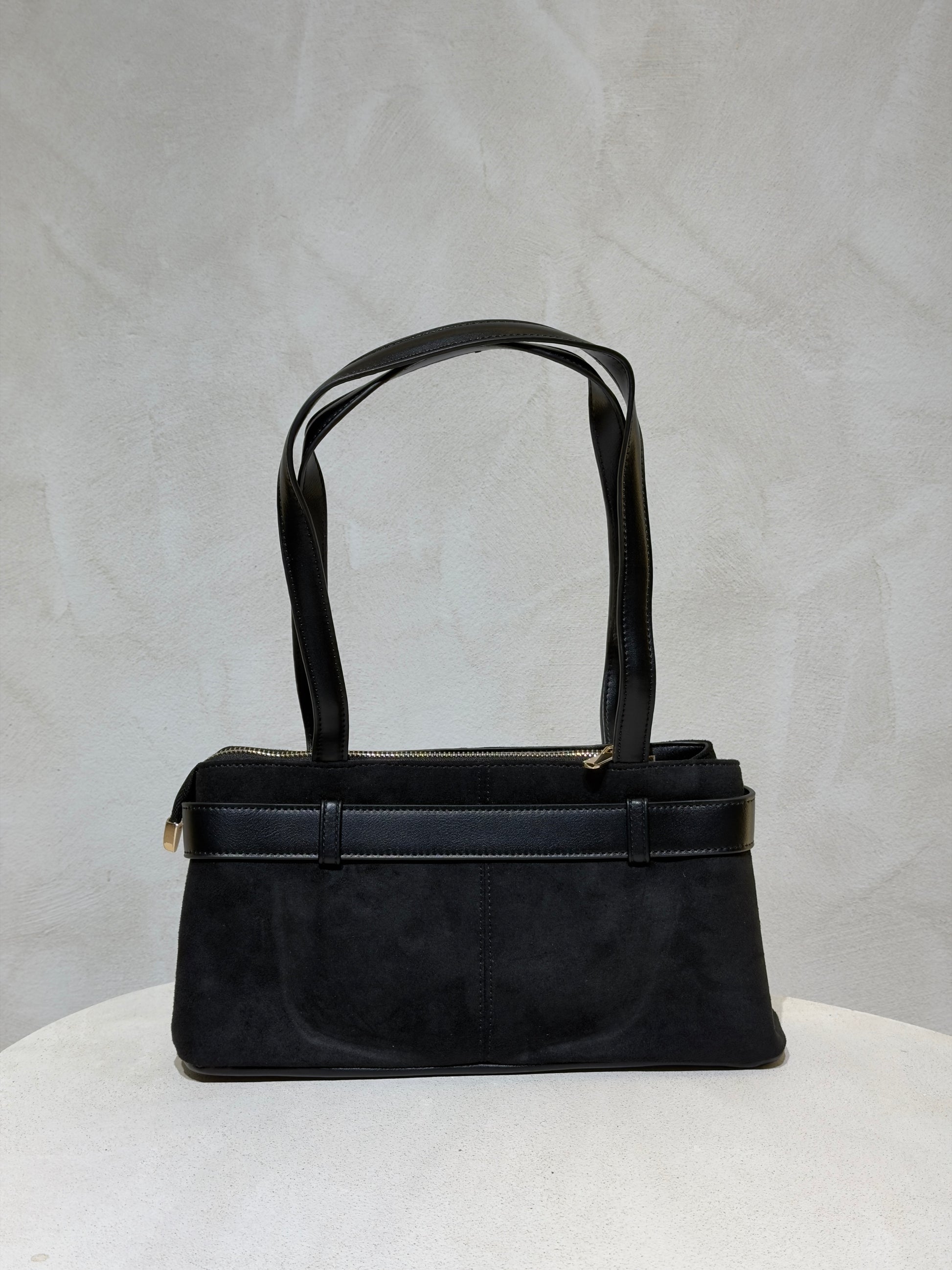 Découvrez le Sac à main Beli, l'accessoire incontournable qui allie élégance et sophistication. Confectionné en daim doux et velouté, ce petit sac à main séduira les femmes en quête de style. Sa ceinture en cuir véritable apporte une touche de classe intemporelle, tandis que les anses en cuir premium garantissent confort et durabilité. Parfait pour vos sorties en ville ou vos occasions spéciales, ce sac combine texture raffinée et design épuré. Un investissement mode qui transcende les tendances.