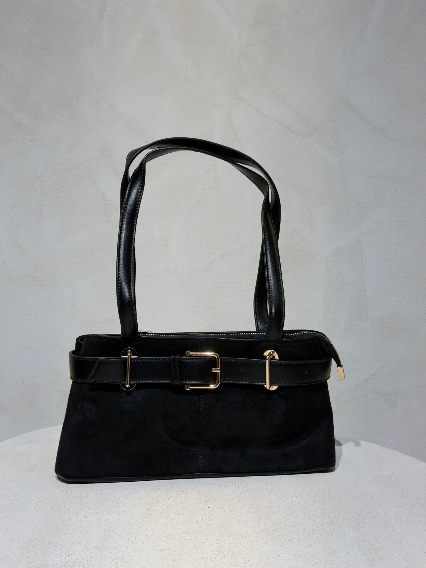 Découvrez le Sac à main Emi, l'accessoire incontournable qui allie élégance et sophistication. Confectionné en daim doux et velouté, ce sac séduira par sa texture raffinée. Rehaussé d'une ceinture en cuir véritable à la taille, il affiche un style classique et intemporel. Les anses en cuir premium garantissent confort et durabilité pour un port quotidien sans compromis. Un sac polyvalent qui transforme chaque tenue en look soigné et chic.

Découvrez l'élégance intemporelle avec ce sac à main en velours soph