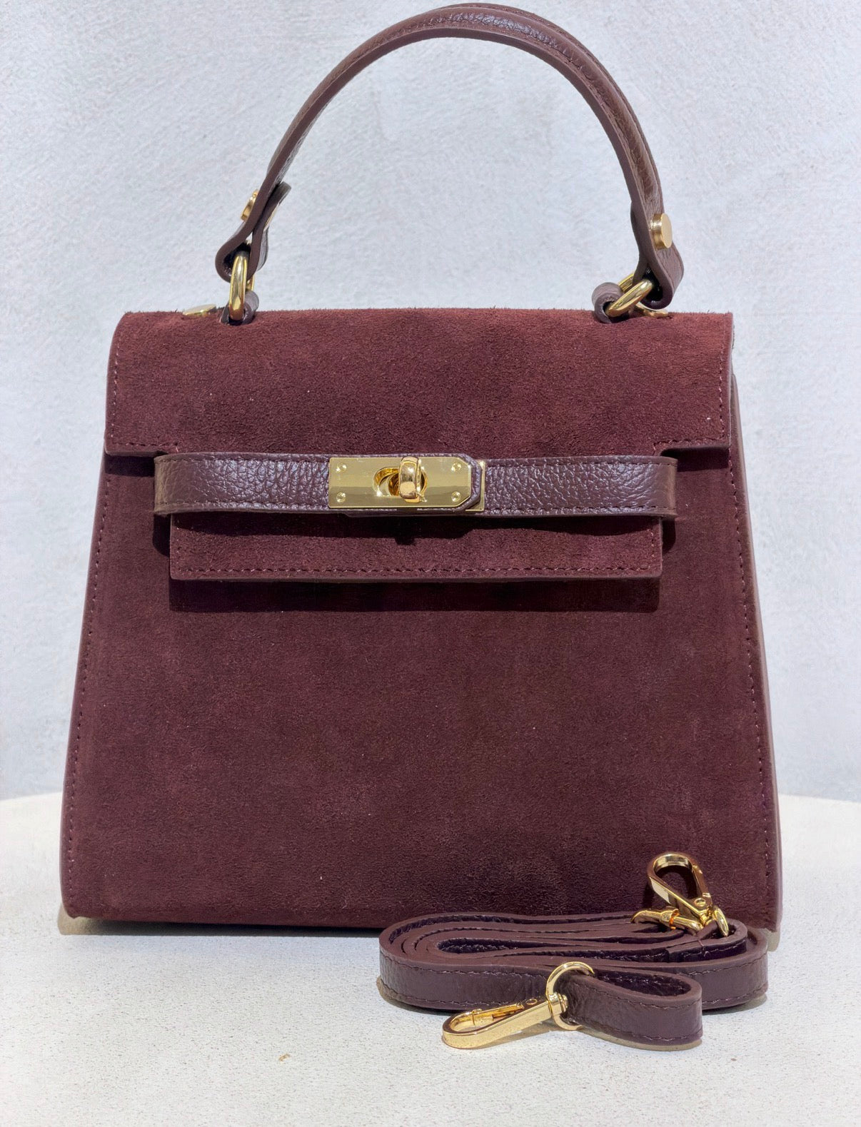 Découvrez l'élégance intemporelle avec ce sac à main d'exception. Confectionné en daim premium, il incarne le raffinement avec ses lignes épurées inspirées des plus grands classiques de la maroquinerie. Sa structure impeccable et sa matière noble en font un accessoire de prestige qui sublimera vos tenues les plus sophistiquées. Un investissement incontournable pour celles qui ne font aucun compromis sur la qualité et le style.