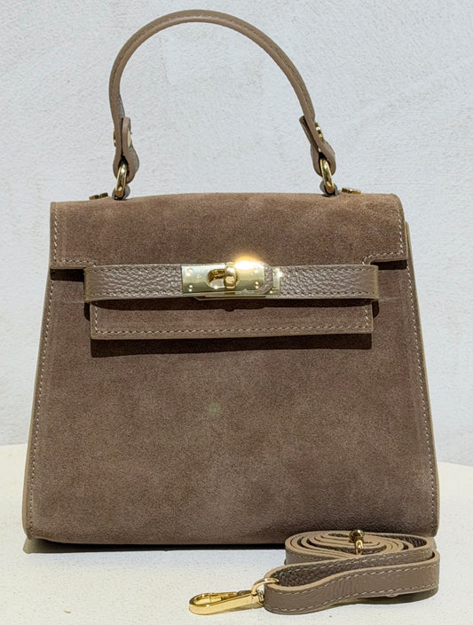 Découvrez l'élégance intemporelle avec ce sac à main d'exception. Confectionné en daim premium, il incarne le raffinement avec ses lignes épurées inspirées des plus grands classiques de la maroquinerie. Sa structure impeccable et sa matière noble en font un accessoire de prestige qui sublimera vos tenues les plus sophistiquées. Un investissement incontournable pour celles qui ne font aucun compromis sur la qualité et le style.