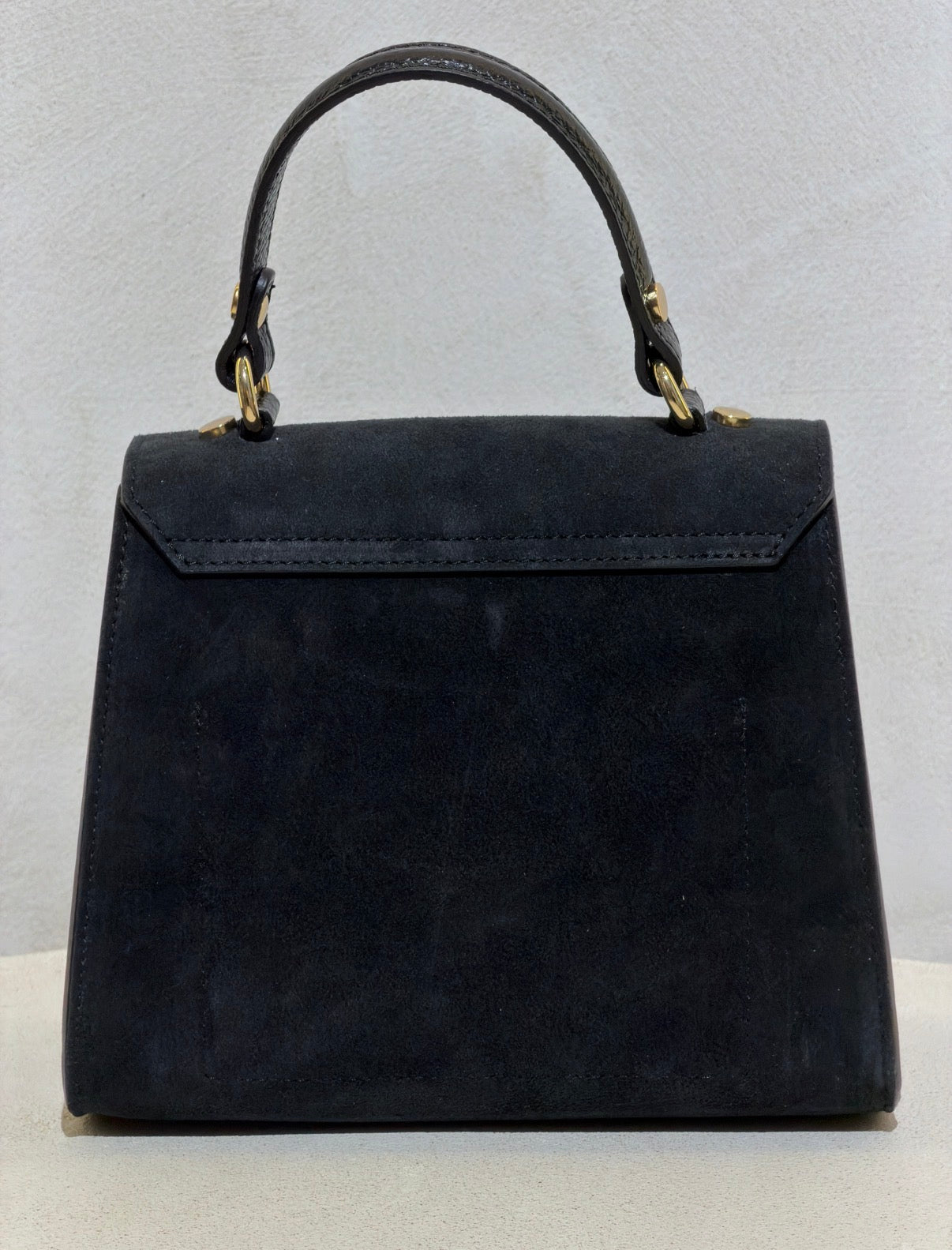 Découvrez l'élégance intemporelle avec ce sac à main d'exception. Confectionné en daim premium, il incarne le raffinement avec ses lignes épurées inspirées des plus grands classiques de la maroquinerie. Sa structure impeccable et sa matière noble en font un accessoire de prestige qui sublimera vos tenues les plus sophistiquées. Un investissement incontournable pour celles qui ne font aucun compromis sur la qualité et le style.