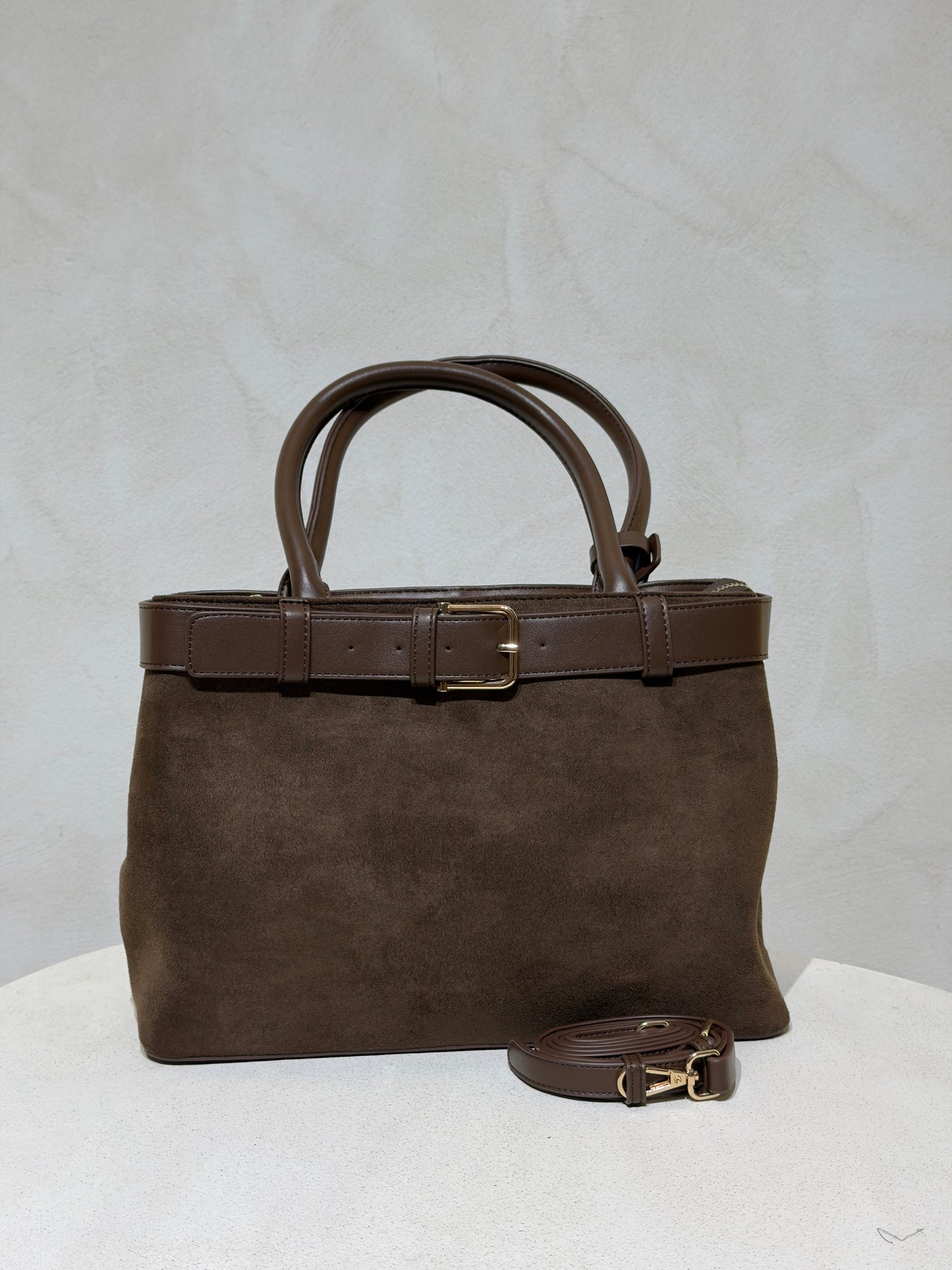 Le sac à main Hadra allie élégance et tendance avec son cuir façon Hermès aux teintes noire, marron et camel. Son design raffiné et ses détails minutieux en font un accessoire classe, parfait pour rehausser votre style. Polyvalent, il peut se porter avec ou sans bandoulière, s’adaptant à toutes vos envies. Adoptez une allure chic et moderne grâce à ce sac incontournable de la saison.