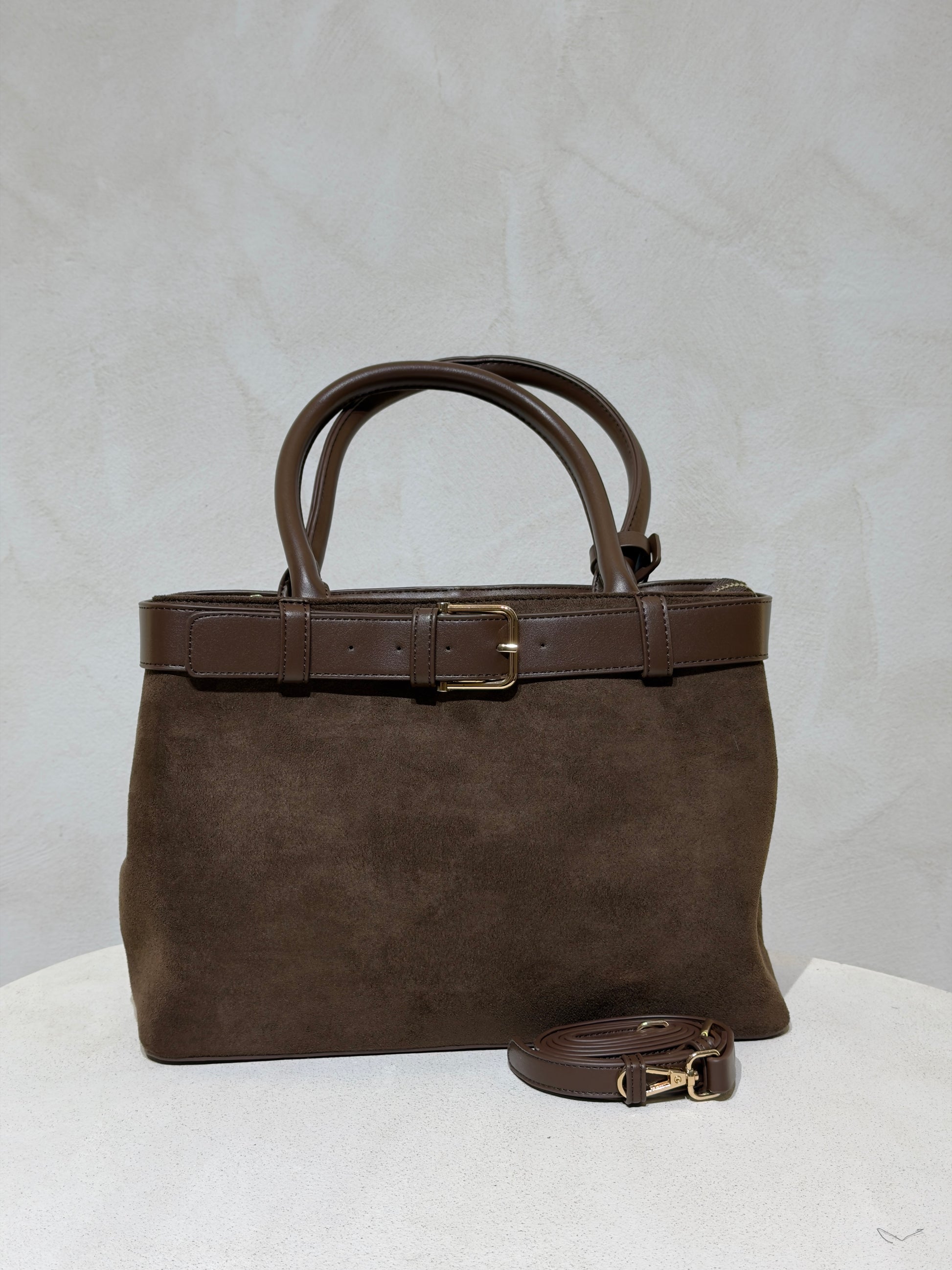 Le sac à main Hadra allie élégance et tendance avec son cuir façon Hermès aux teintes noire, marron et camel. Son design raffiné et ses détails minutieux en font un accessoire classe, parfait pour rehausser votre style. Polyvalent, il peut se porter avec ou sans bandoulière, s’adaptant à toutes vos envies. Adoptez une allure chic et moderne grâce à ce sac incontournable de la saison.