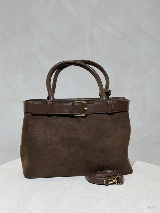 Le sac à main Hadra allie élégance et tendance avec son cuir façon Hermès aux teintes noire, marron et camel. Son design raffiné et ses détails minutieux en font un accessoire classe, parfait pour rehausser votre style. Polyvalent, il peut se porter avec ou sans bandoulière, s’adaptant à toutes vos envies. Adoptez une allure chic et moderne grâce à ce sac incontournable de la saison.
