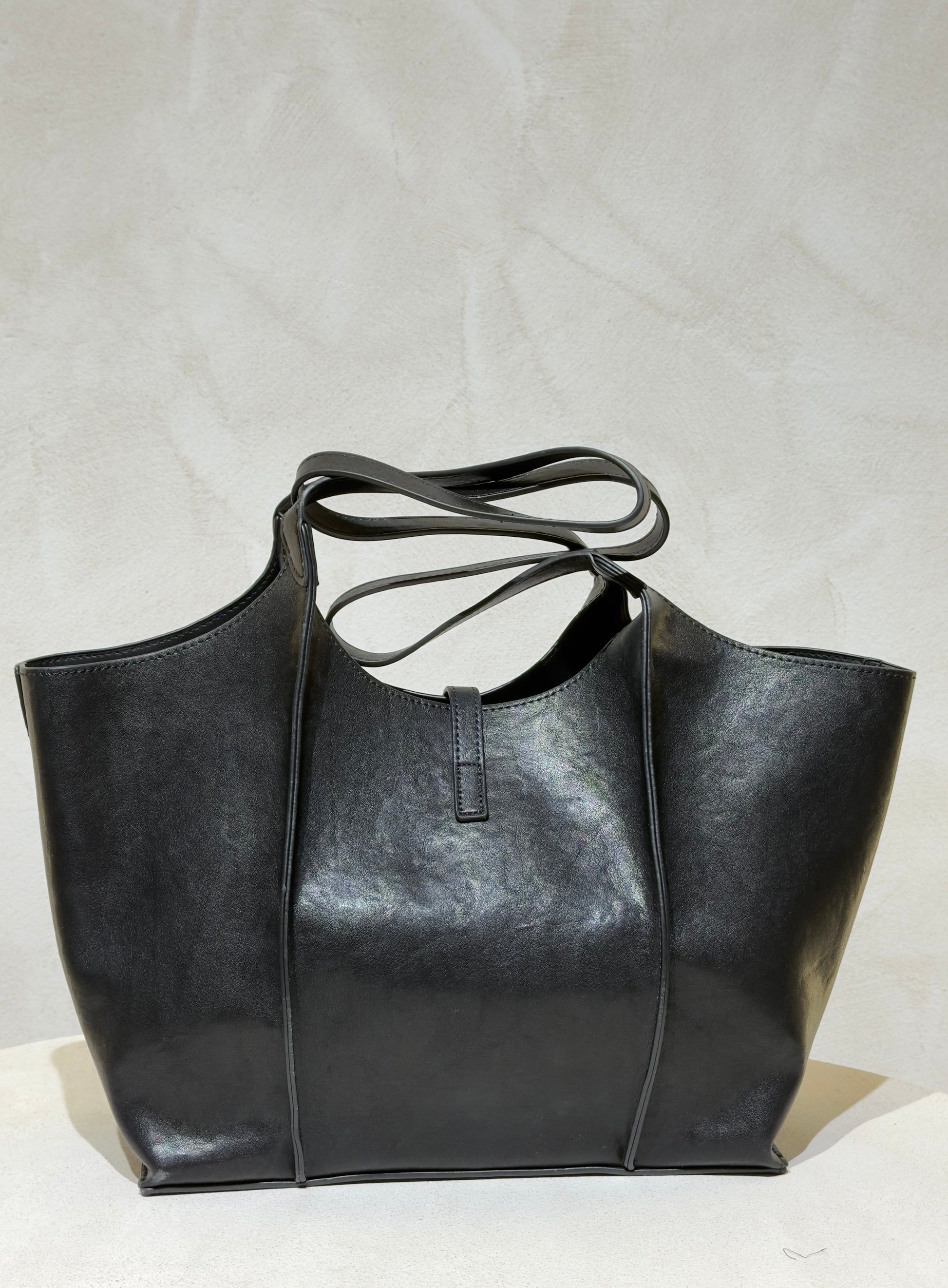 Le sac à main Hadra allie élégance et tendance avec son cuir façon Hermès aux teintes noire, marron et camel. Son design raffiné et ses détails minutieux en font un accessoire classe, parfait pour rehausser votre style. Polyvalent, il peut se porter avec ou sans bandoulière, s’adaptant à toutes vos envies. Adoptez une allure chic et moderne grâce à ce sac incontournable de la saison.