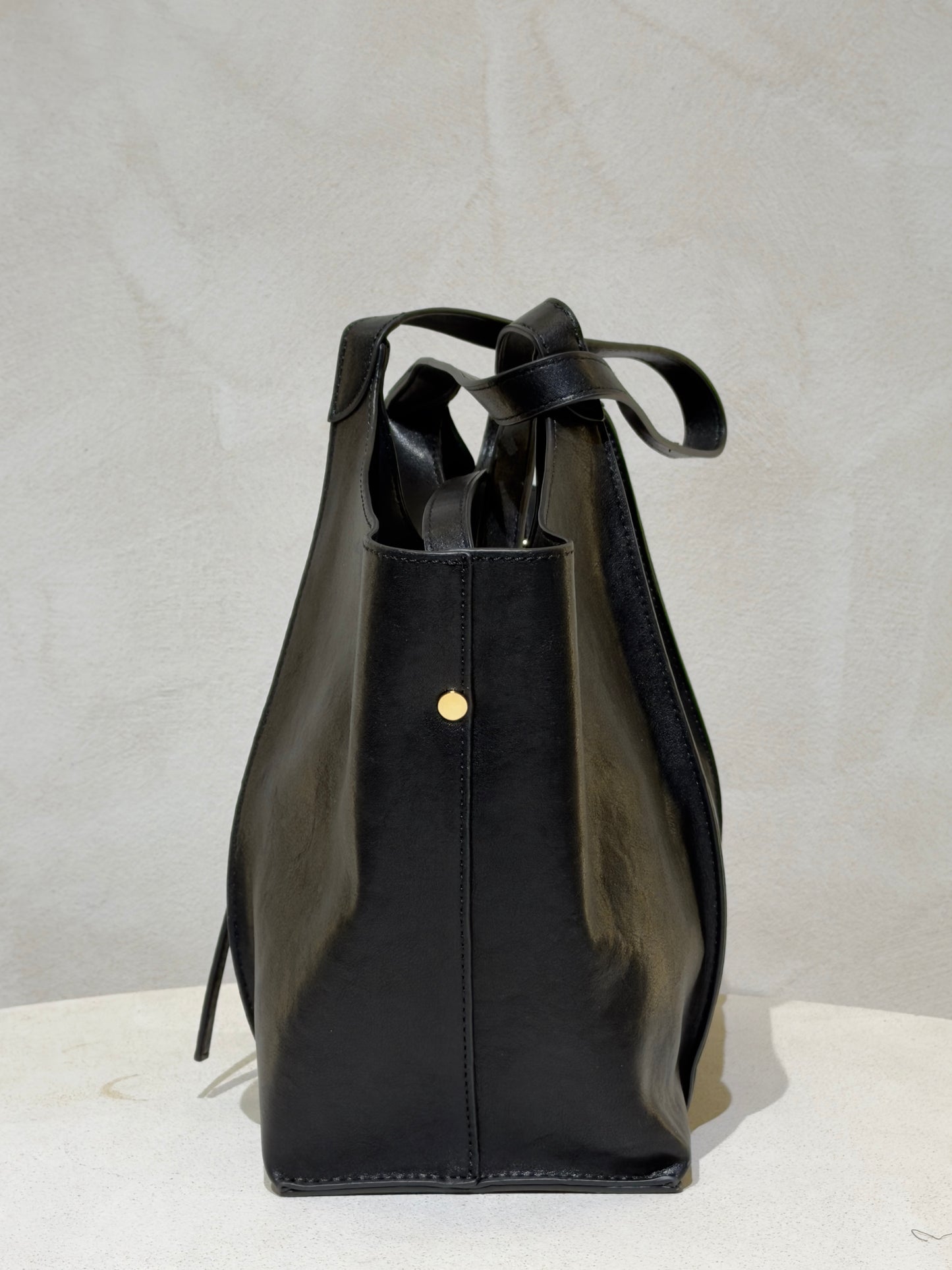 Le sac à main Hadra allie élégance et tendance avec son cuir façon Hermès aux teintes noire, marron et camel. Son design raffiné et ses détails minutieux en font un accessoire classe, parfait pour rehausser votre style. Polyvalent, il peut se porter avec ou sans bandoulière, s’adaptant à toutes vos envies. Adoptez une allure chic et moderne grâce à ce sac incontournable de la saison.