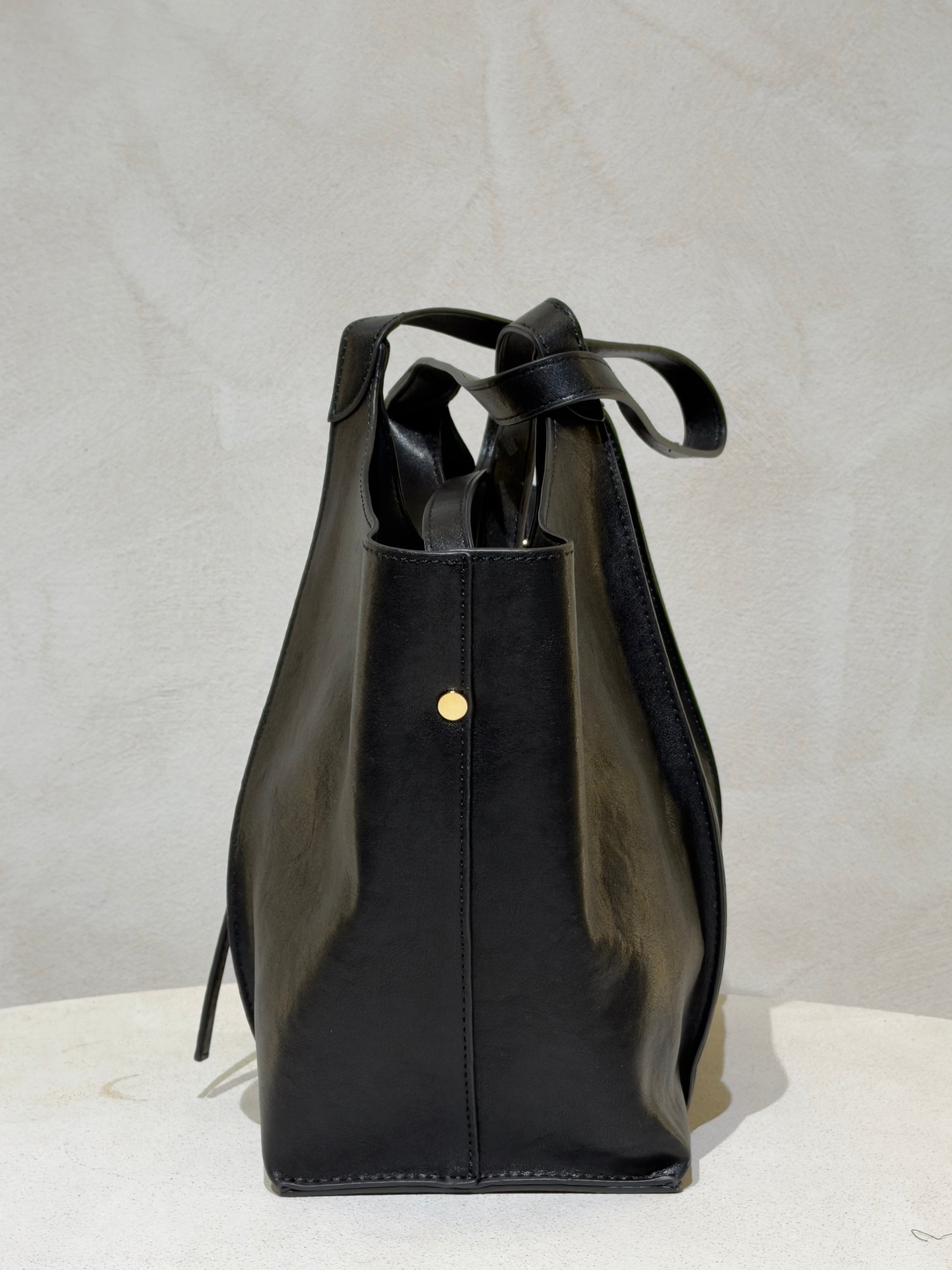 Le sac à main Hadra allie élégance et tendance avec son cuir façon Hermès aux teintes noire, marron et camel. Son design raffiné et ses détails minutieux en font un accessoire classe, parfait pour rehausser votre style. Polyvalent, il peut se porter avec ou sans bandoulière, s’adaptant à toutes vos envies. Adoptez une allure chic et moderne grâce à ce sac incontournable de la saison.