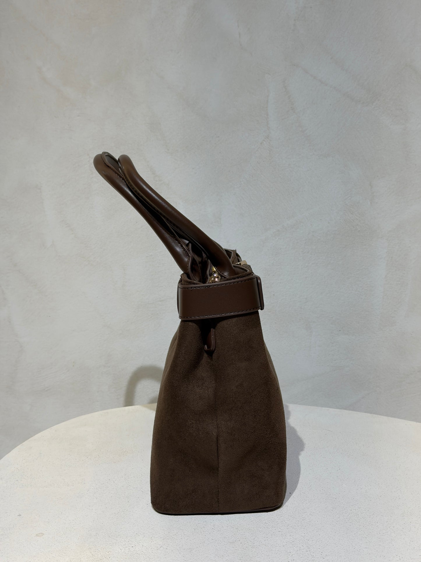 Le sac à main Hadra allie élégance et tendance avec son cuir façon Hermès aux teintes noire, marron et camel. Son design raffiné et ses détails minutieux en font un accessoire classe, parfait pour rehausser votre style. Polyvalent, il peut se porter avec ou sans bandoulière, s’adaptant à toutes vos envies. Adoptez une allure chic et moderne grâce à ce sac incontournable de la saison.