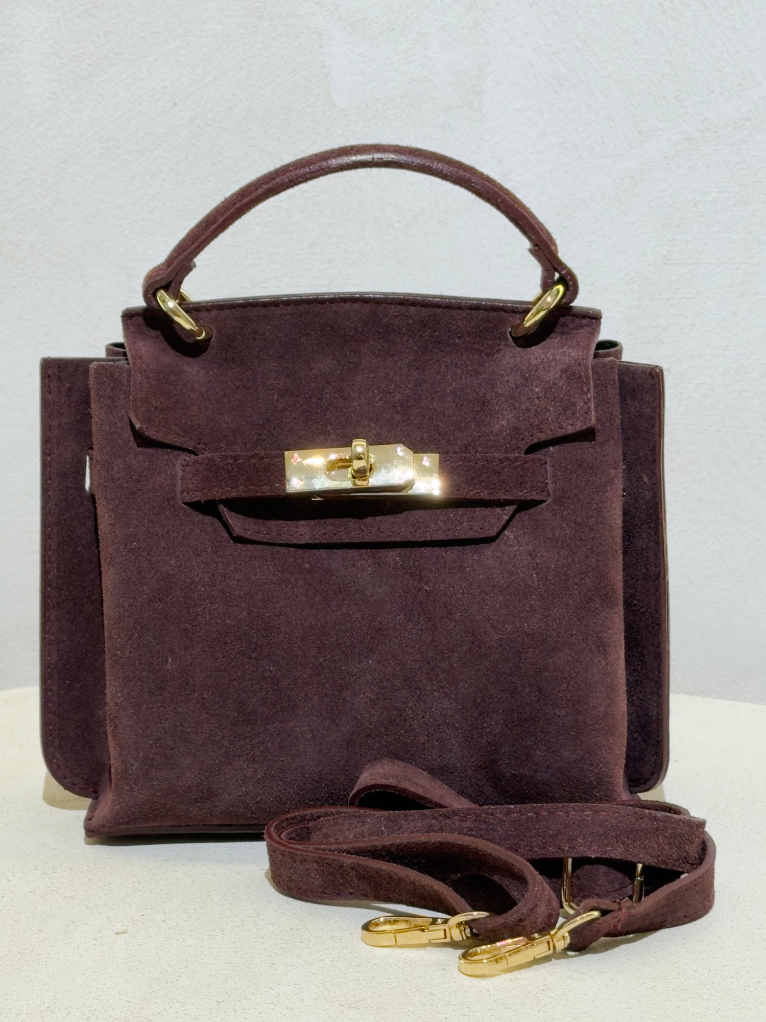 Découvrez l'élégance intemporelle du sac à main Keli dim S, confectionné en daim premium pour un rendu à la fois doux et raffiné. Ce petit sac chic allie sophistication et praticité, parfait pour accompagner vos sorties en ville ou vos occasions spéciales. Sa matière noble en daim offre une texture luxueuse qui rehausse instantanément votre silhouette. Compact et incontournable, c'est l'accessoire de classe qui complète chaque tenue avec distinction.