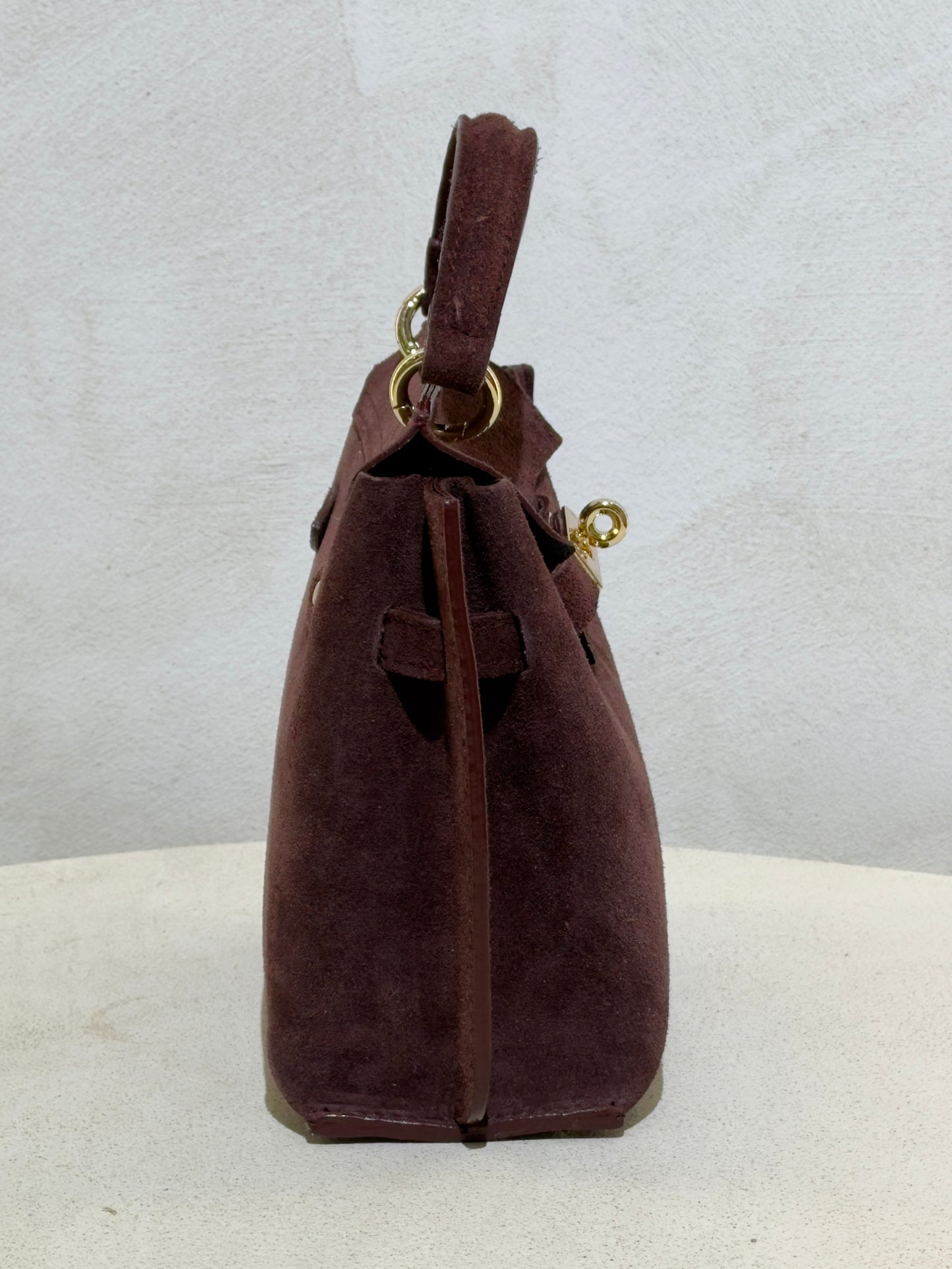 Découvrez l'élégance intemporelle du sac à main Keli dim S, confectionné en daim premium pour un rendu à la fois doux et raffiné. Ce petit sac chic allie sophistication et praticité, parfait pour accompagner vos sorties en ville ou vos occasions spéciales. Sa matière noble en daim offre une texture luxueuse qui rehausse instantanément votre silhouette. Compact et incontournable, c'est l'accessoire de classe qui complète chaque tenue avec distinction.