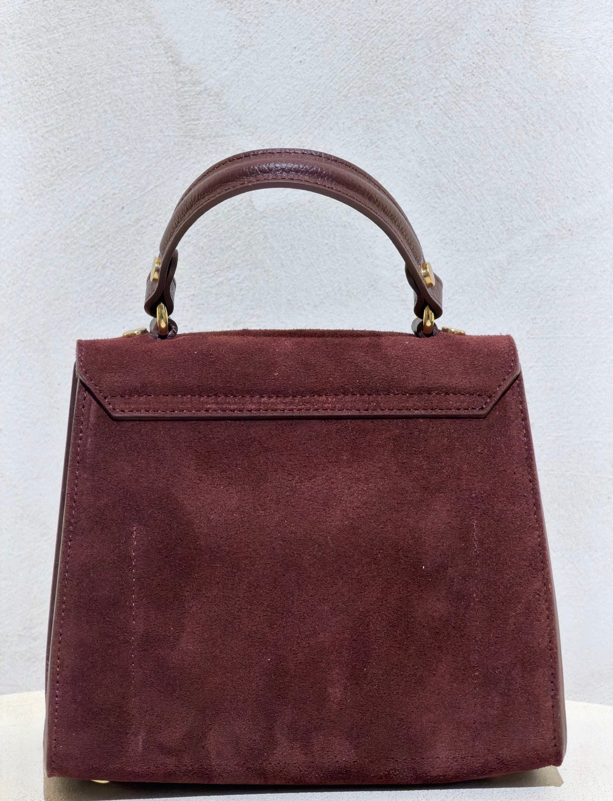 Découvrez l'élégance intemporelle avec ce sac à main d'exception. Confectionné en daim premium, il incarne le raffinement avec ses lignes épurées inspirées des plus grands classiques de la maroquinerie. Sa structure impeccable et sa matière noble en font un accessoire de prestige qui sublimera vos tenues les plus sophistiquées. Un investissement incontournable pour celles qui ne font aucun compromis sur la qualité et le style.