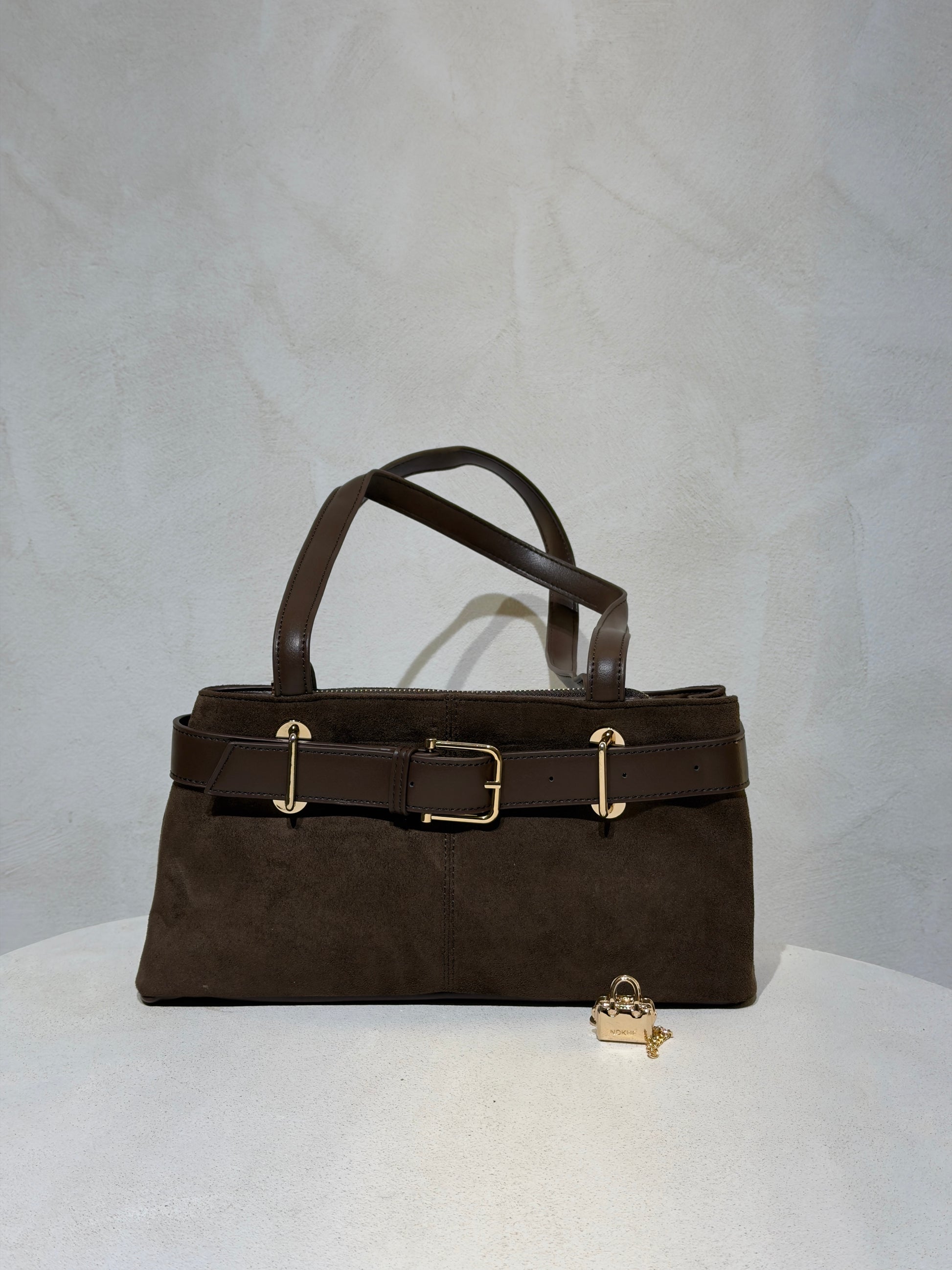 Découvrez le Sac à main Beli, l'accessoire incontournable qui allie élégance et sophistication. Confectionné en daim doux et velouté, ce petit sac à main séduira les femmes en quête de style. Sa ceinture en cuir véritable apporte une touche de classe intemporelle, tandis que les anses en cuir premium garantissent confort et durabilité. Parfait pour vos sorties en ville ou vos occasions spéciales, ce sac combine texture raffinée et design épuré. Un investissement mode qui transcende les tendances.