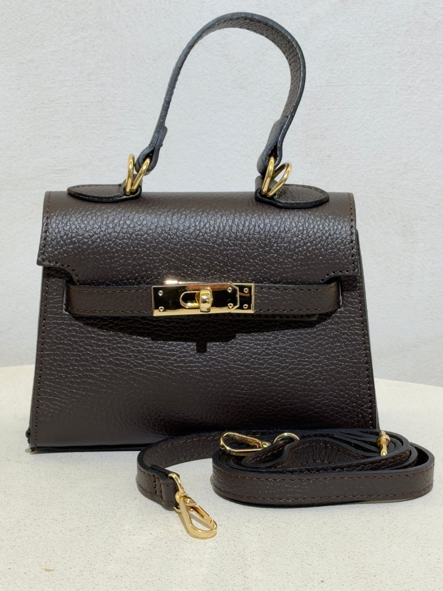 Découvrez le Sac à main Beli, l'accessoire incontournable qui allie élégance et sophistication. Confectionné en daim doux et velouté, ce petit sac à main séduira les femmes en quête de style. Sa ceinture en cuir véritable apporte une touche de classe intemporelle, tandis que les anses en cuir premium garantissent confort et durabilité. Parfait pour vos sorties en ville ou vos occasions spéciales, ce sac combine texture raffinée et design épuré. Un investissement mode qui transcende les tendances.